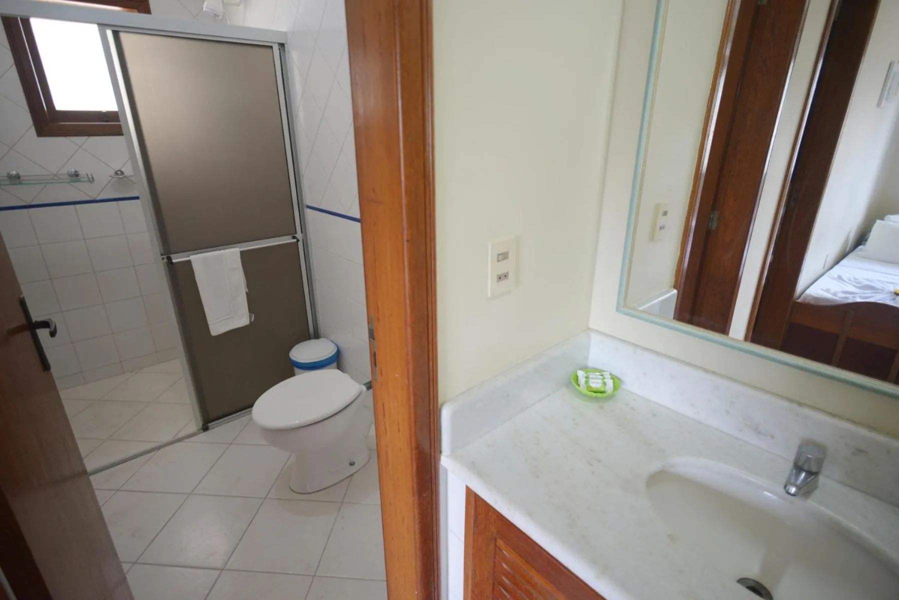 Shower in Oceano Pousada - Buffet de café da manhã e serviço de quarto diário