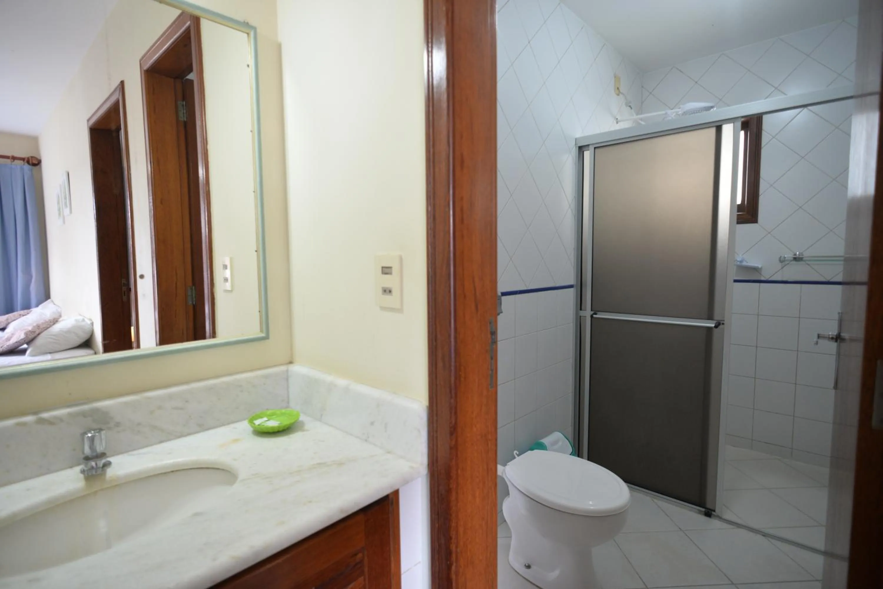 Bathroom in Oceano Pousada - Buffet de café da manhã e serviço de quarto diário