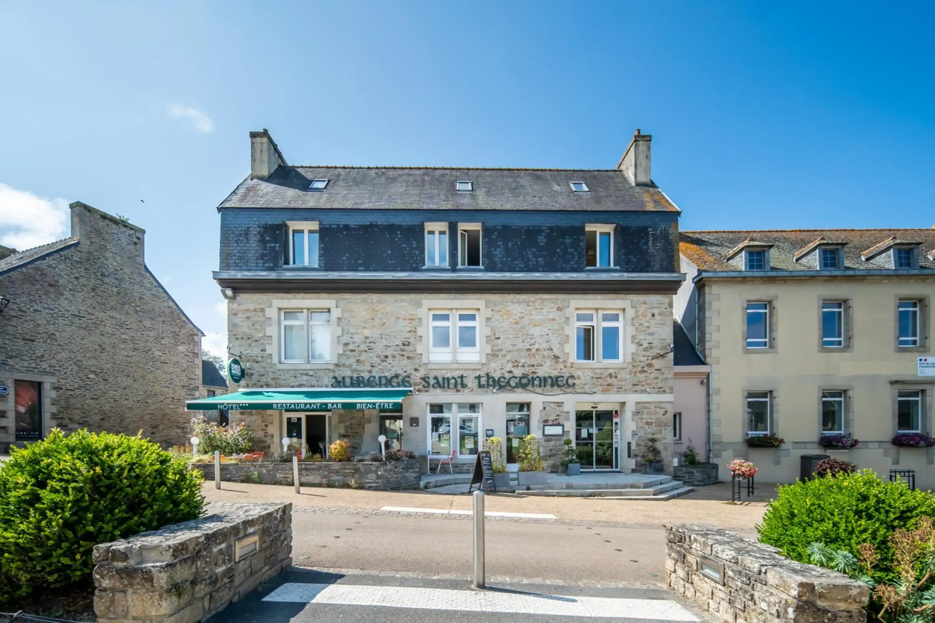 Property building in Logis Auberge Saint Thégonnec & son Restaurant Property building in Logis Auberge Saint Thégonnec & son Restaurant