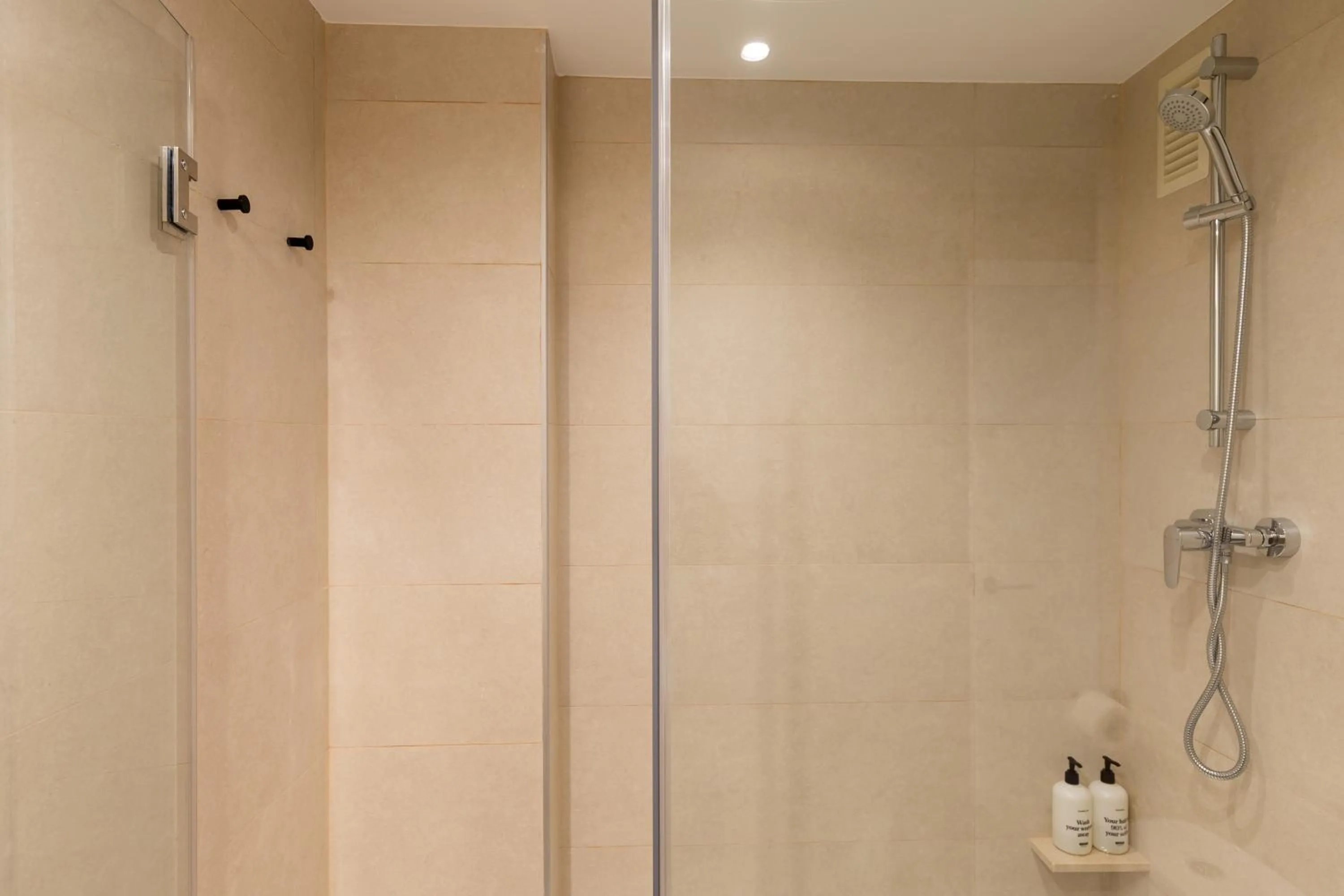 Shower in Apartamentos Laforja