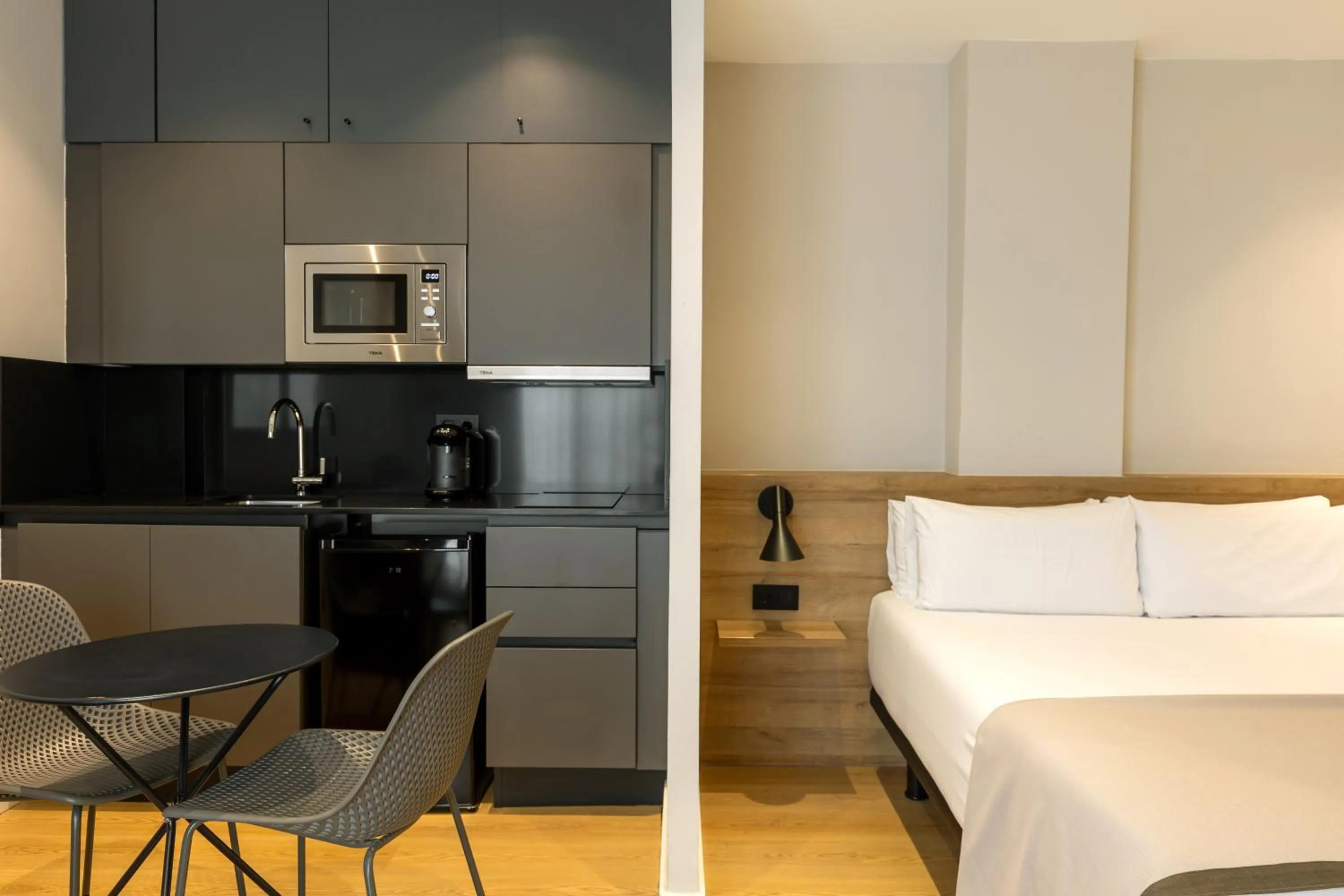 Kitchen or kitchenette, Bed in Apartamentos Laforja