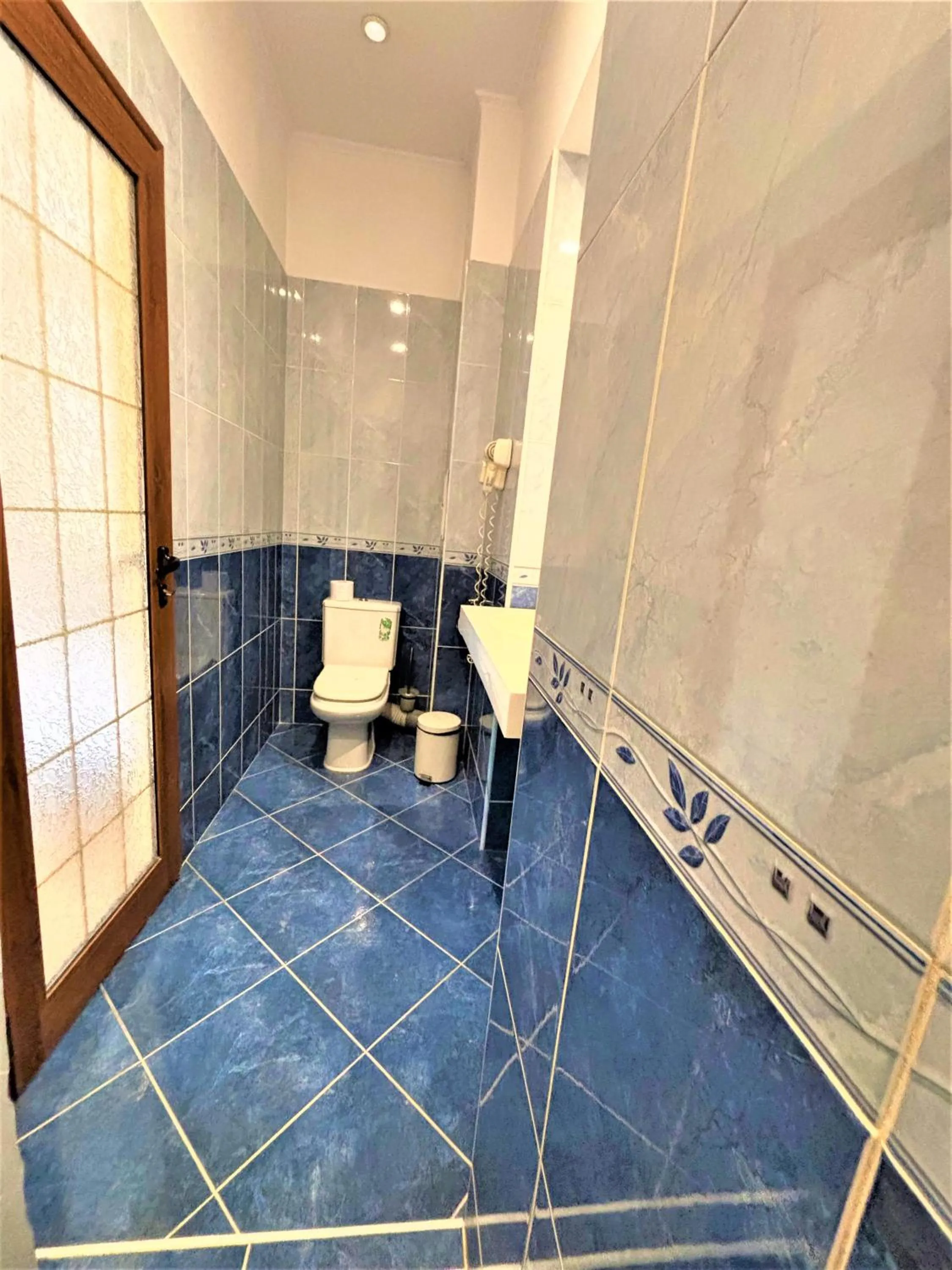 Toilet in L'Opera Guest House