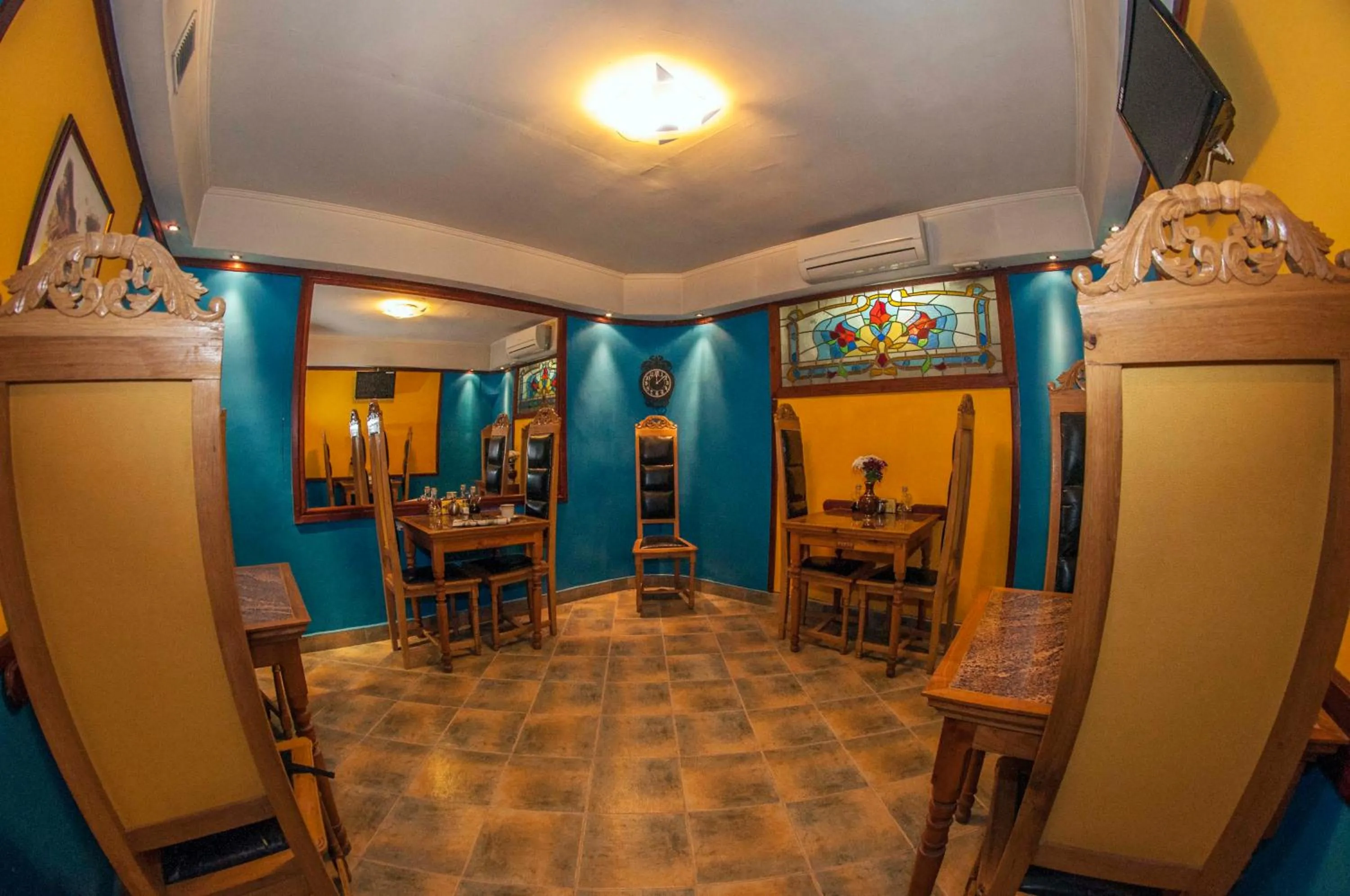 Restaurant/places to eat in L'Opera Guest House