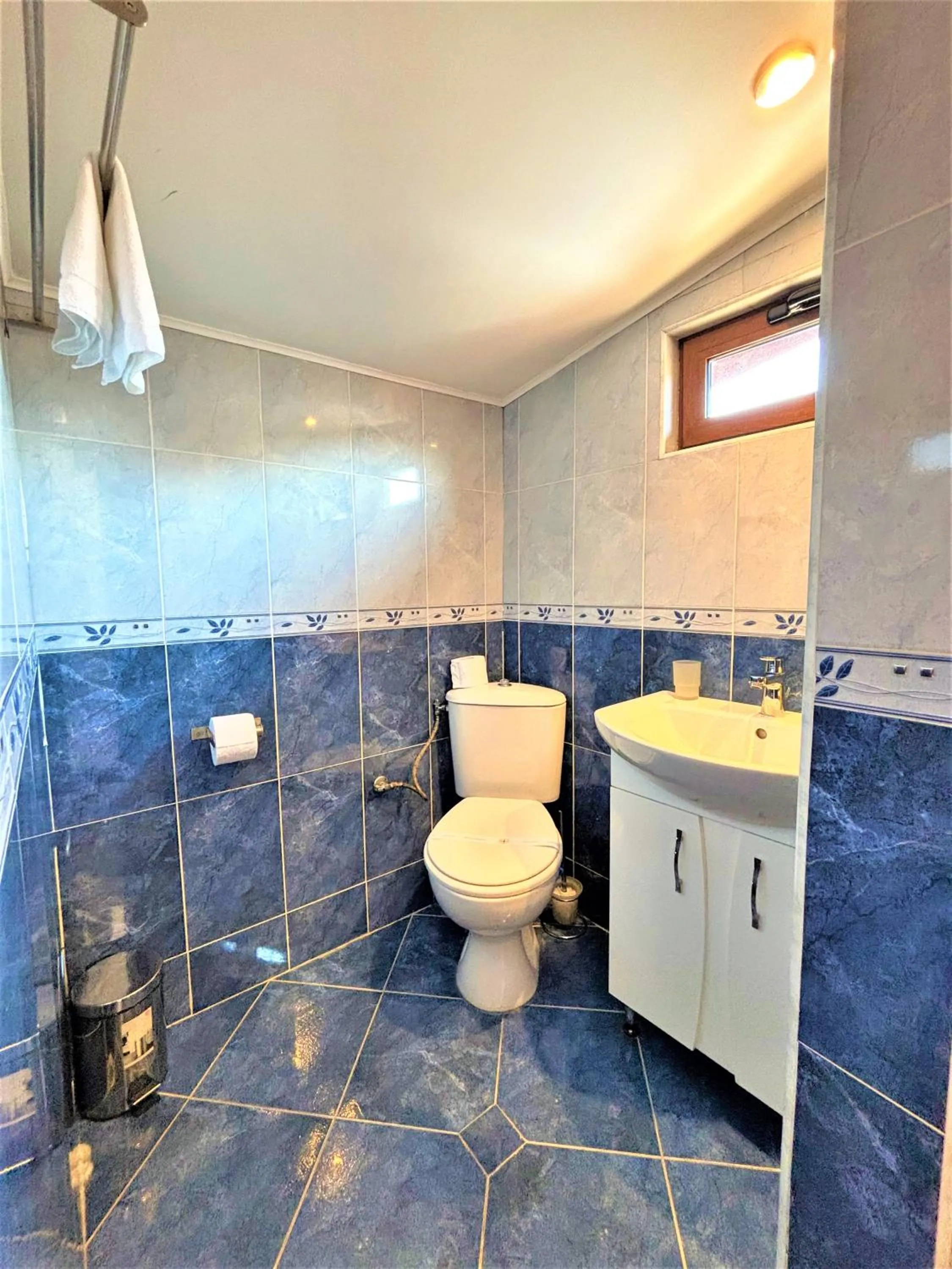 Toilet in L'Opera Guest House