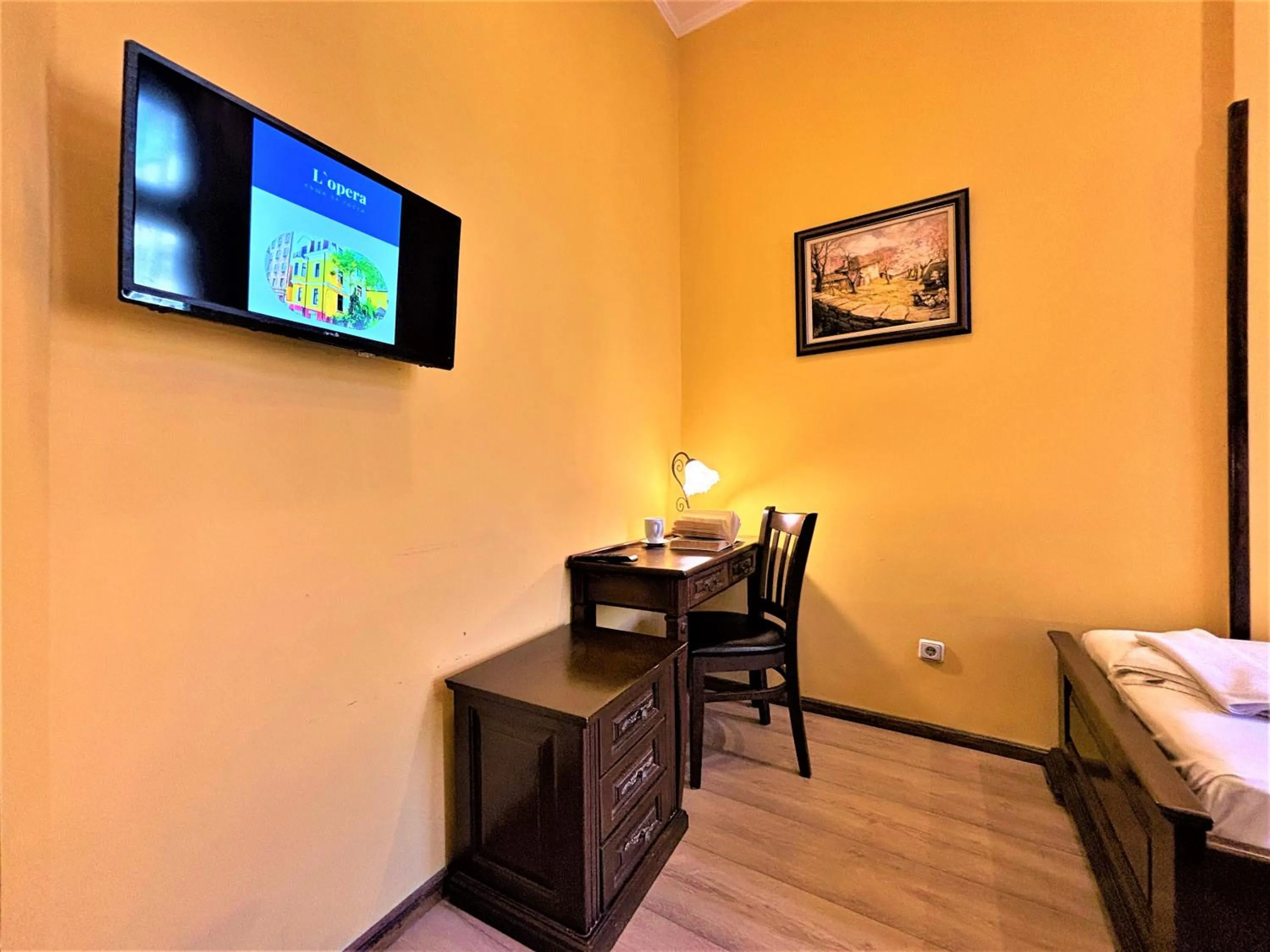 TV and multimedia, Bed in L'Opera Guest House