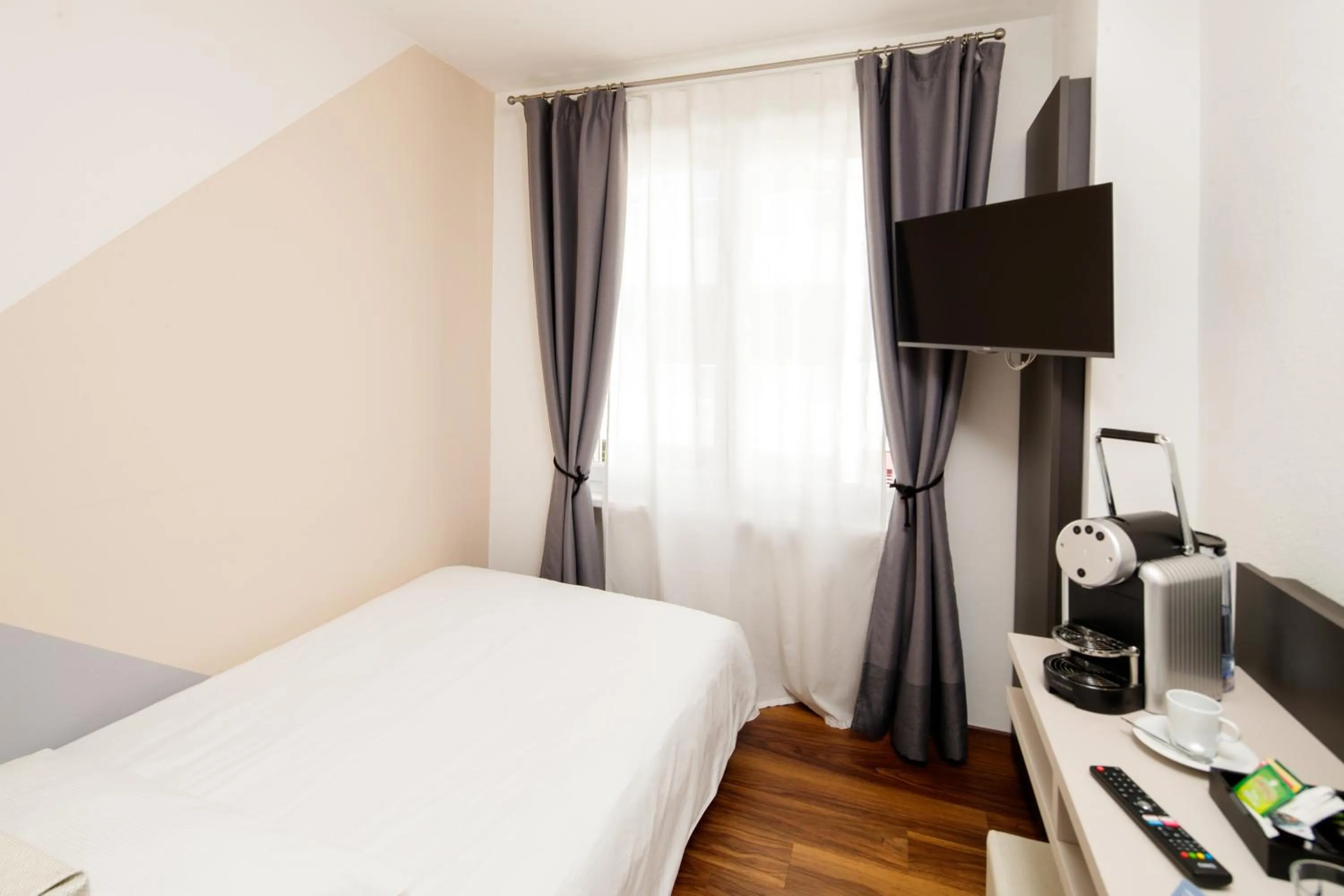 People, Bed in Albergo Mirador Ascona