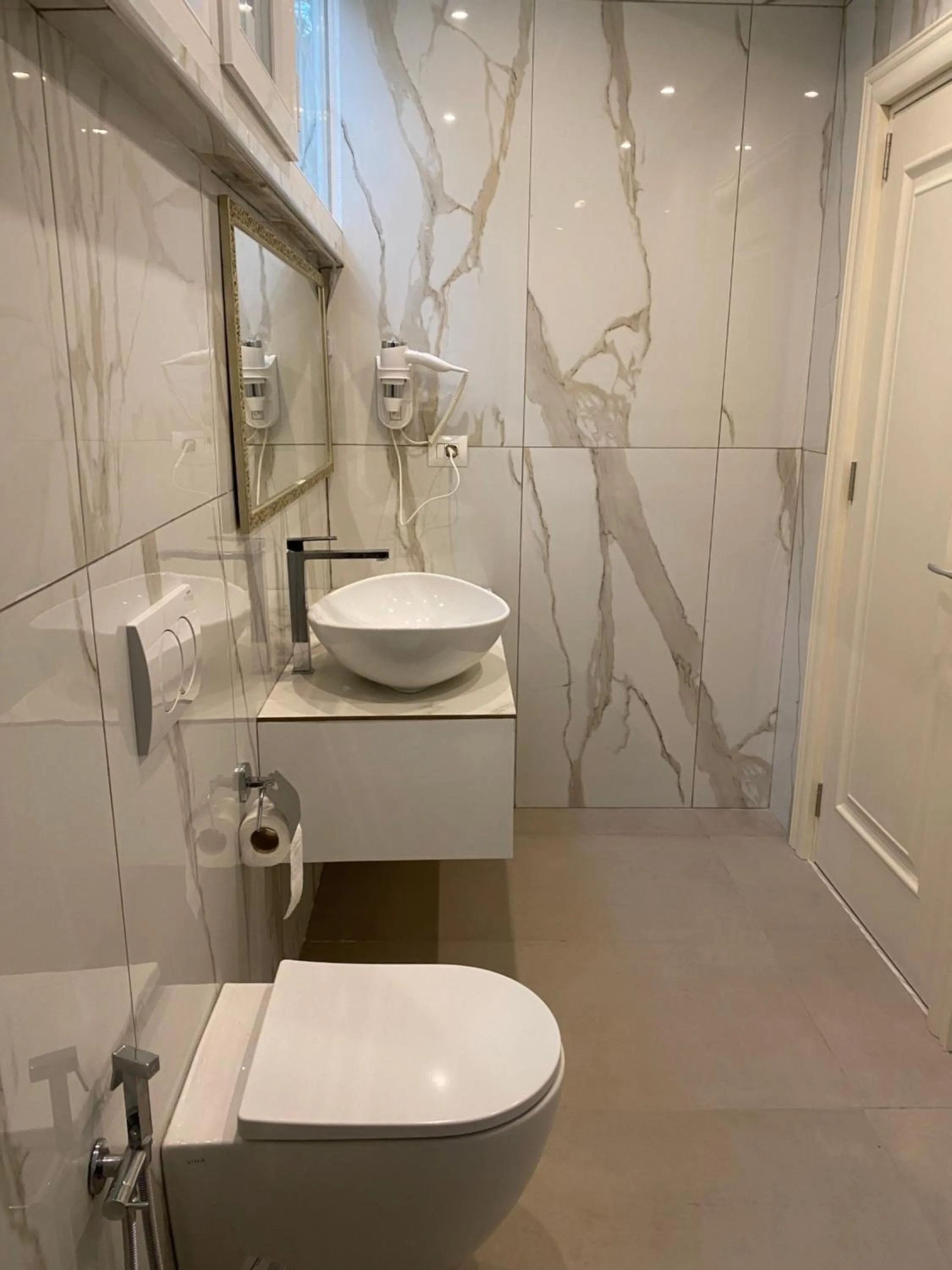 Shower in Hotel Valz