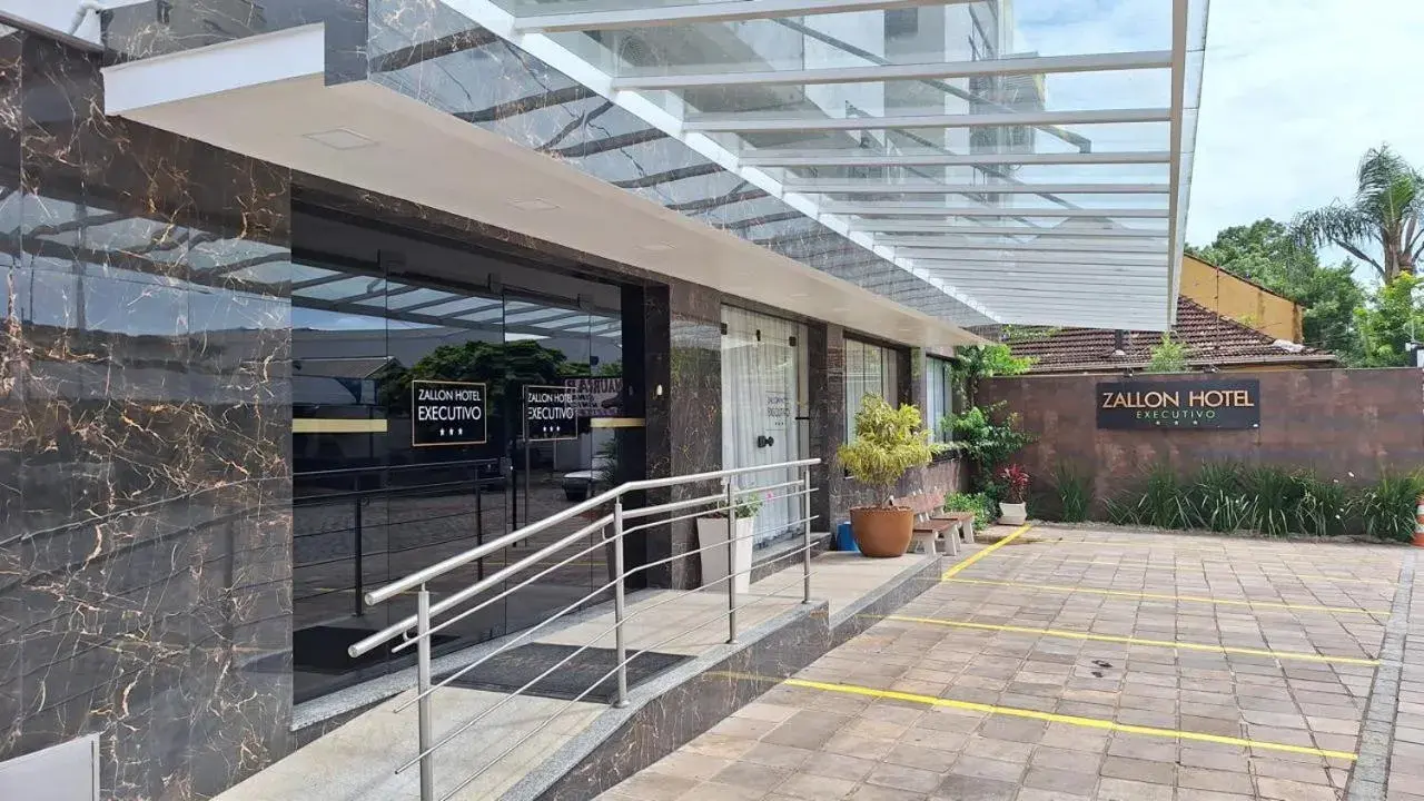 Property building in Zallon Hotel Executivo Property building in Zallon Hotel Executivo