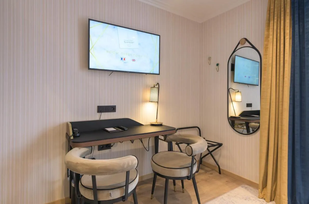 Seating area in Hôtel Tourisme Avenue