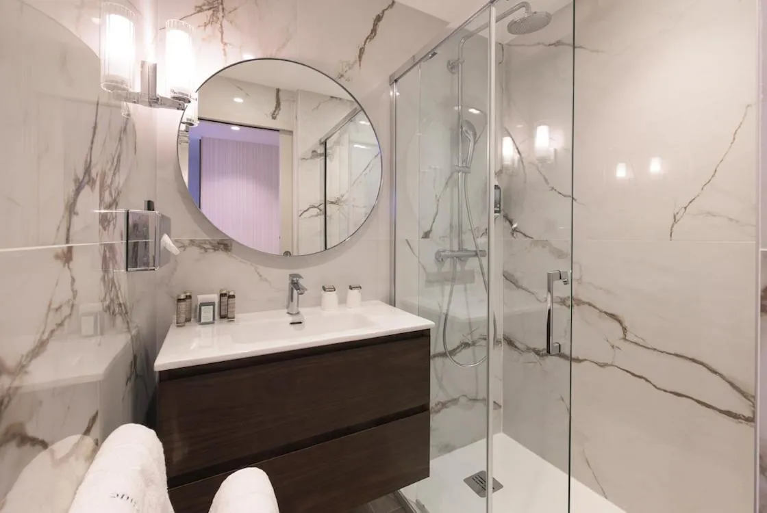 Shower in Hôtel Tourisme Avenue