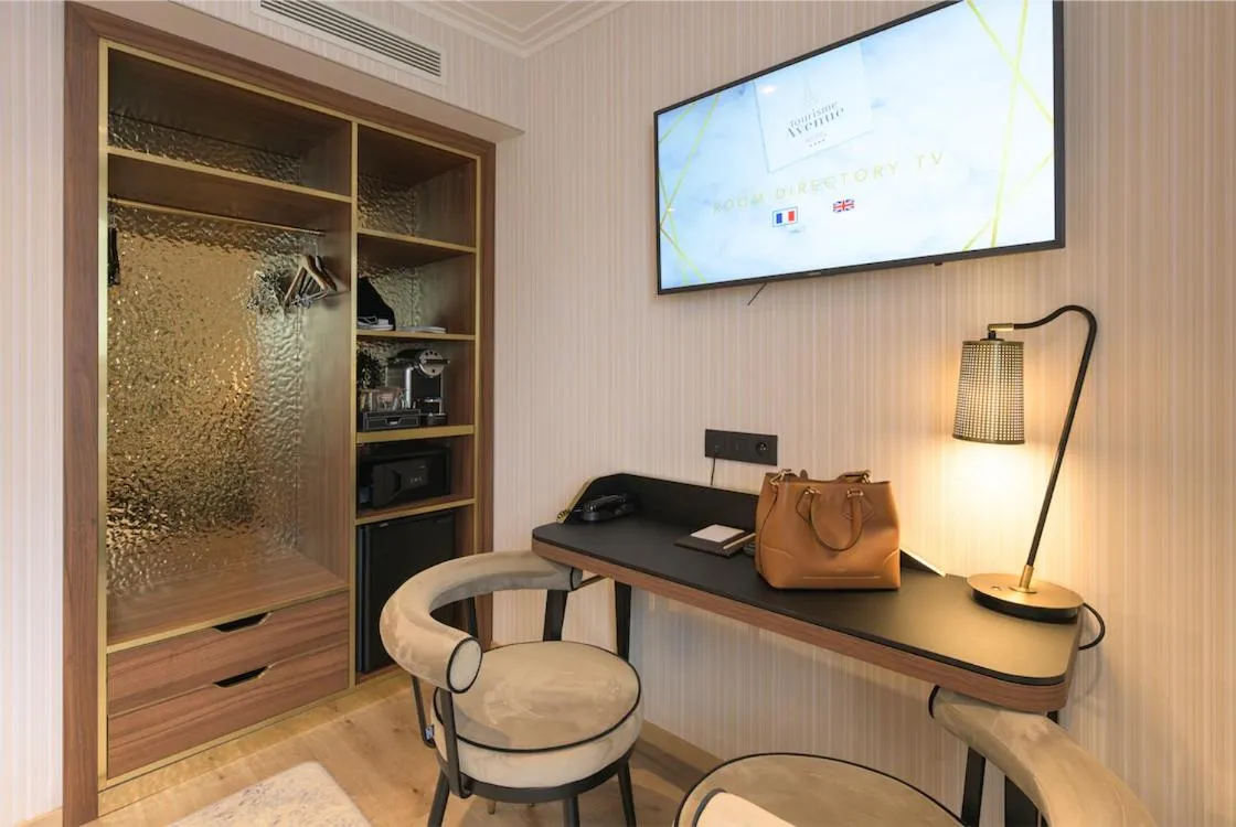 Seating area in Hôtel Tourisme Avenue