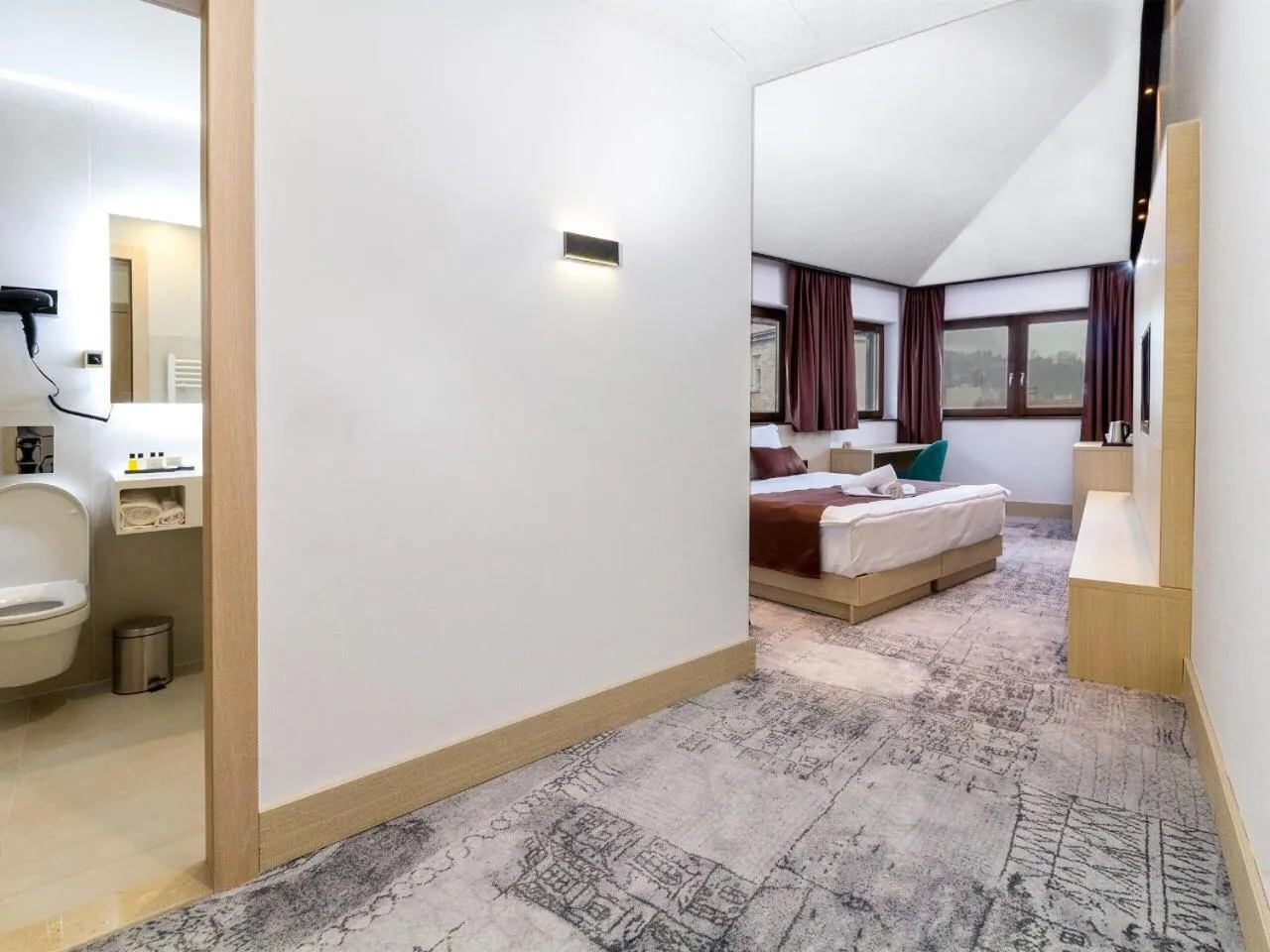 Shower, Bed in Hotel Boss