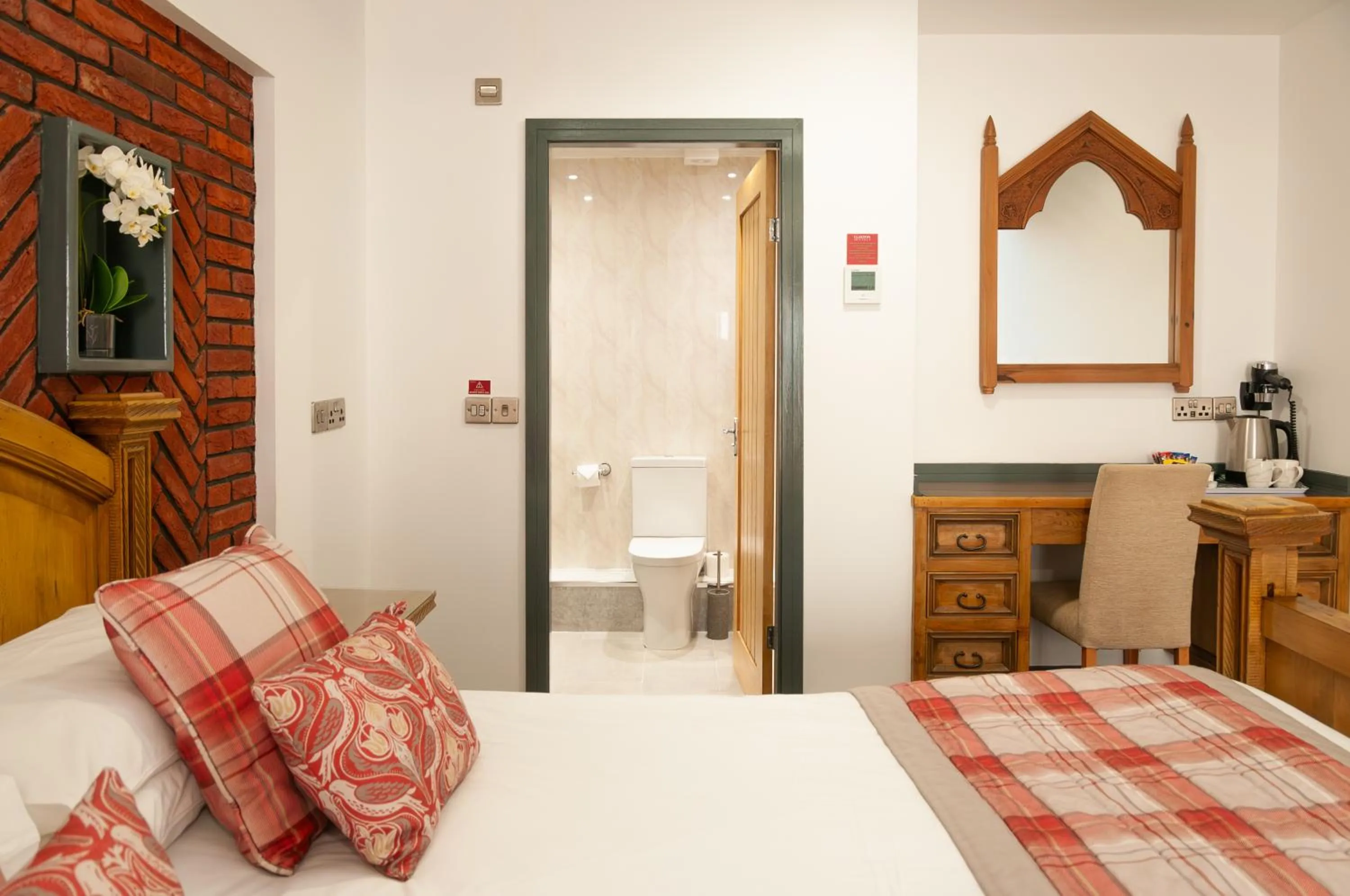 Bed in Claxton Hotel