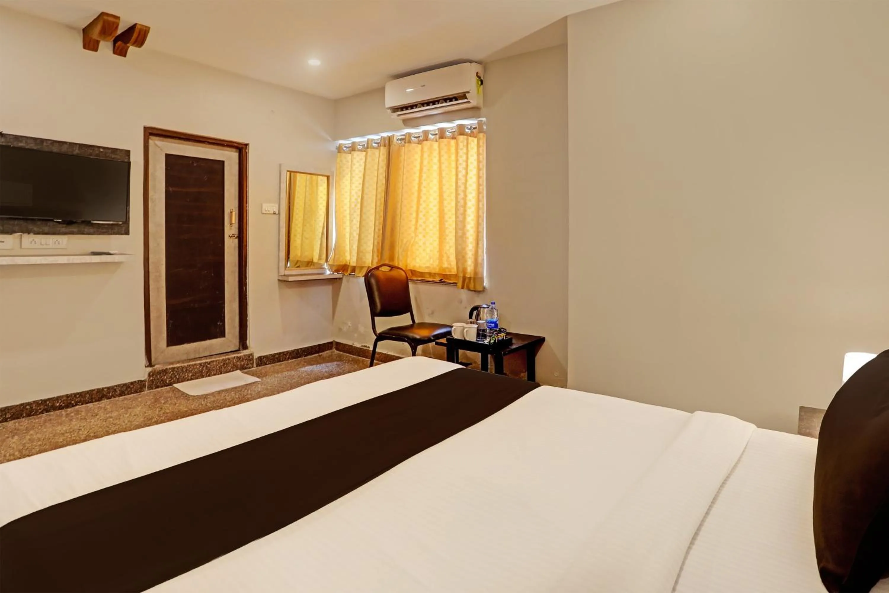 Bedroom, Bed in Super Capital O Vaishnavi
