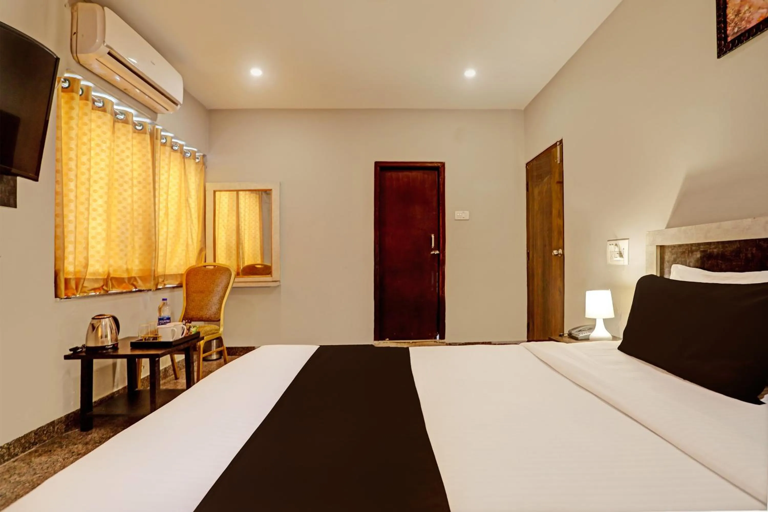 Bedroom, Bed in Super Capital O Vaishnavi