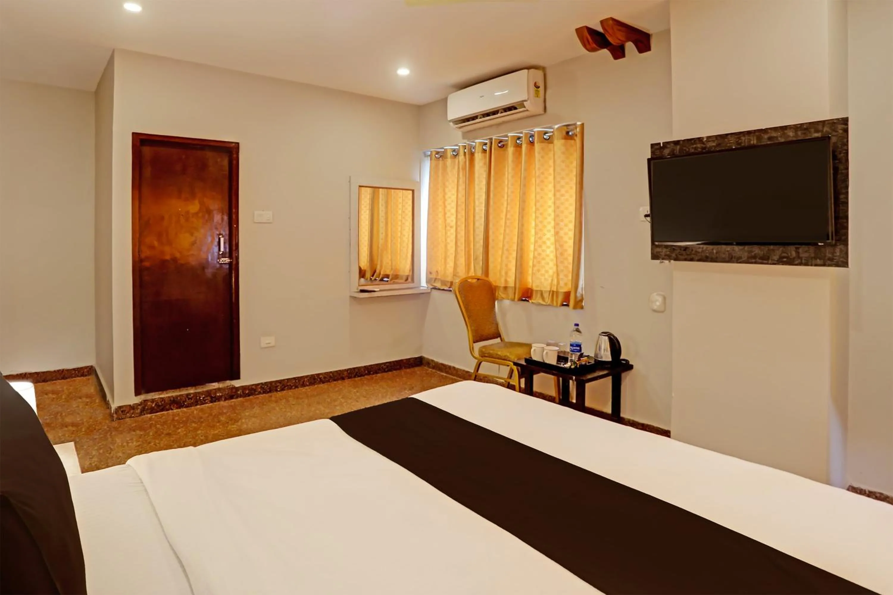 Bedroom, Bed in Super Capital O Vaishnavi