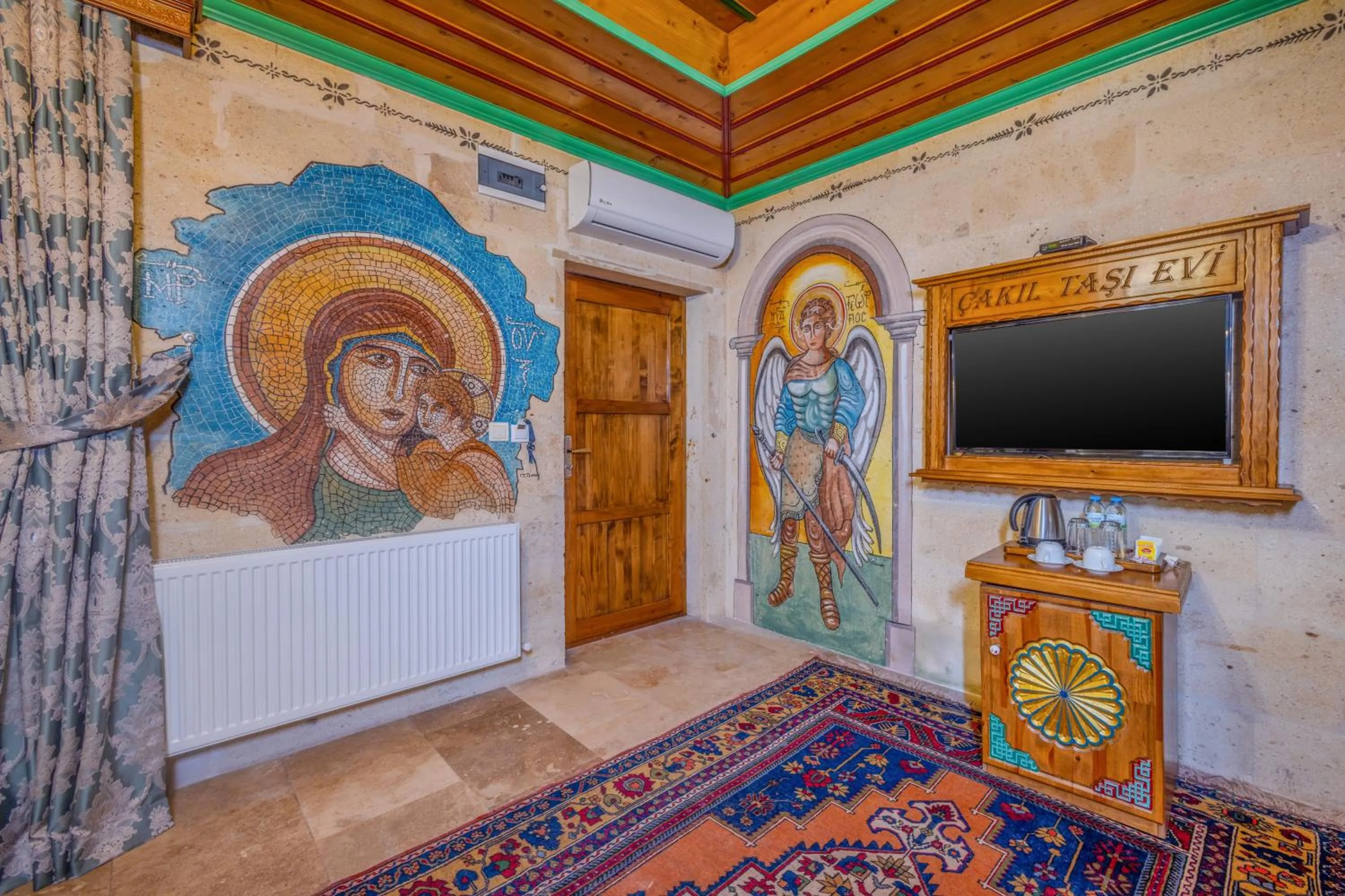 TV and multimedia in Çakıltaşı Evi Otel Spa