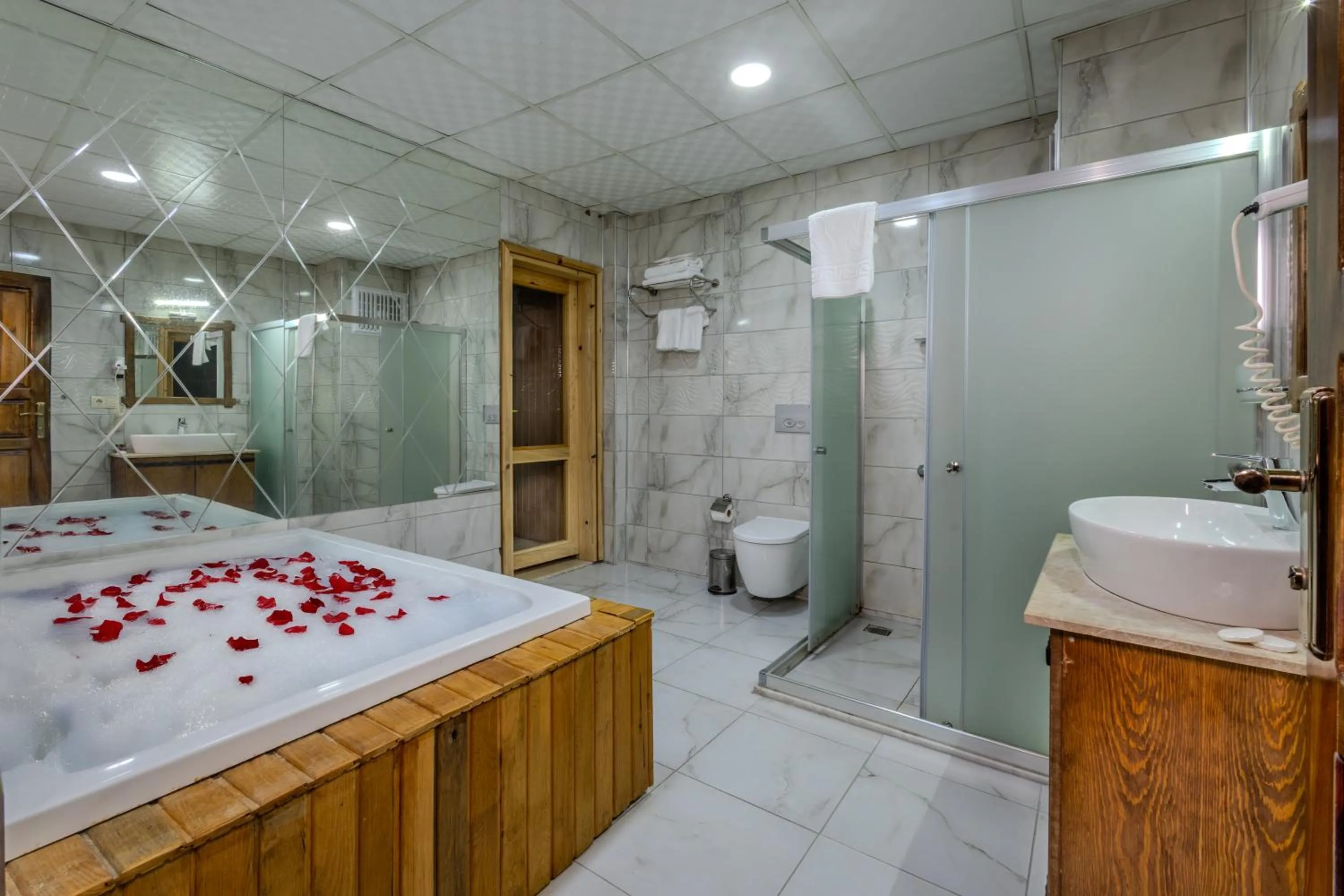 Shower in Çakıltaşı Evi Otel Spa