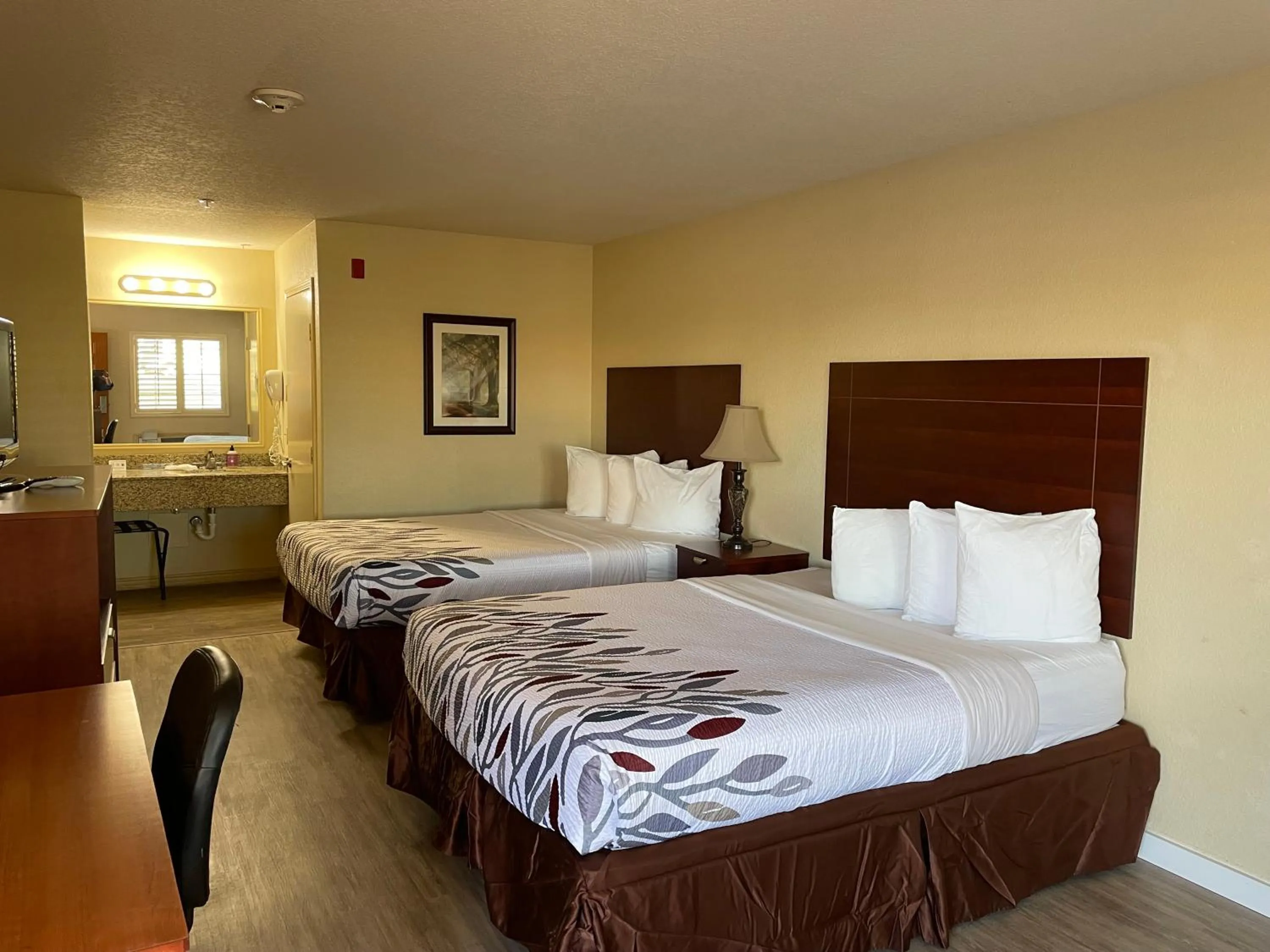 Bed in Kenedy Inn and Suites