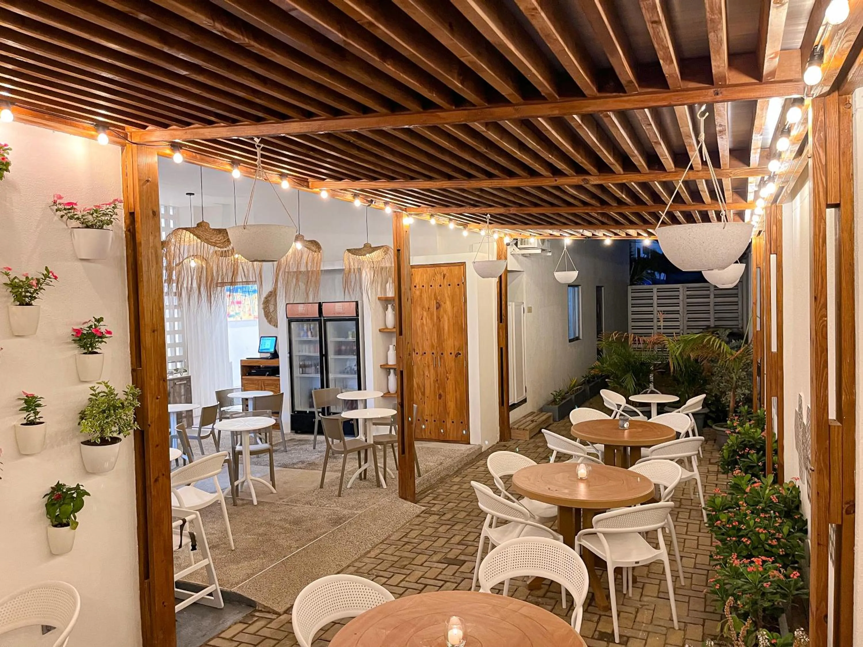 Restaurant/places to eat in Azure Lofts & Pool