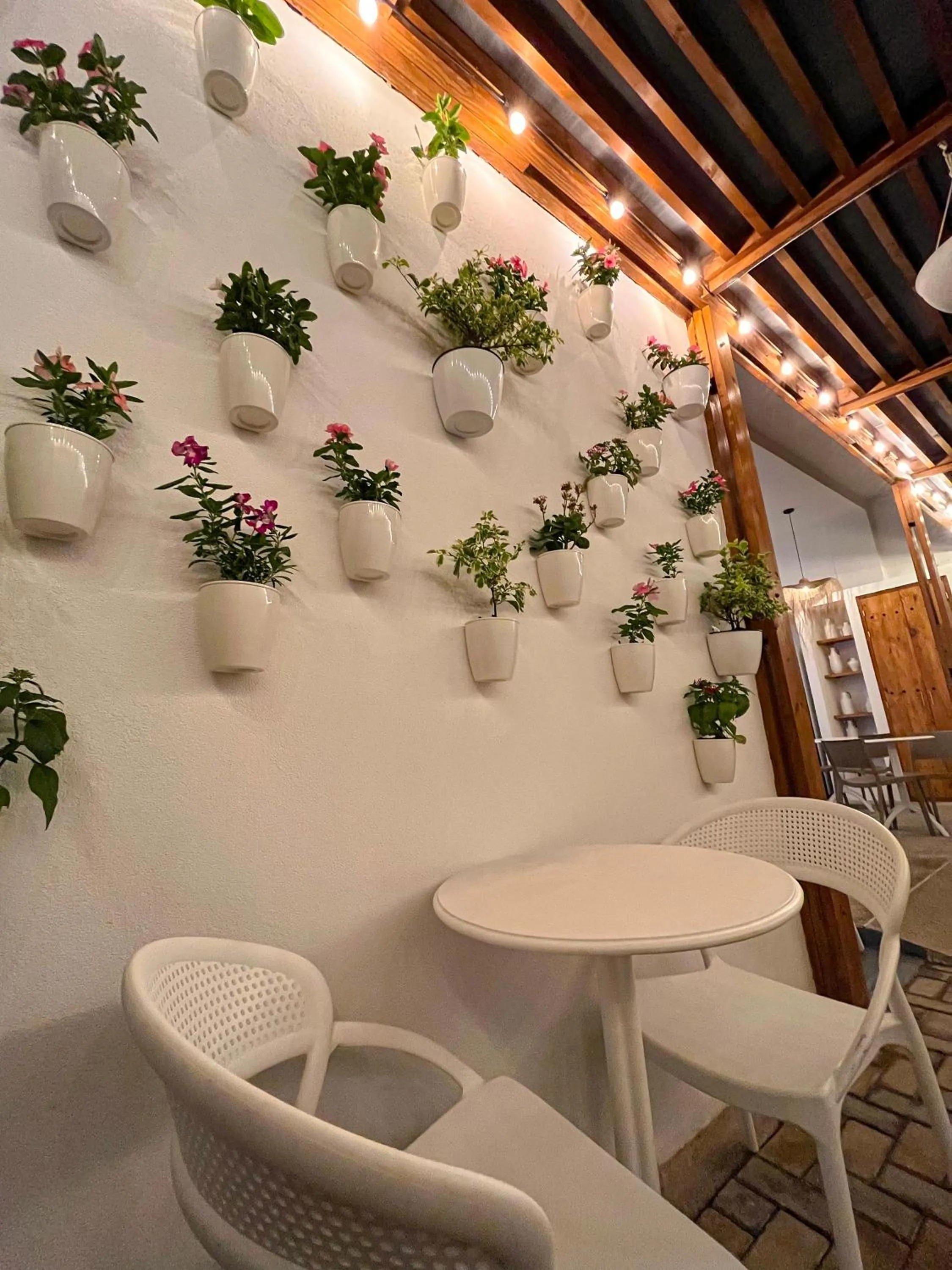 Restaurant/places to eat in Azure Lofts & Pool