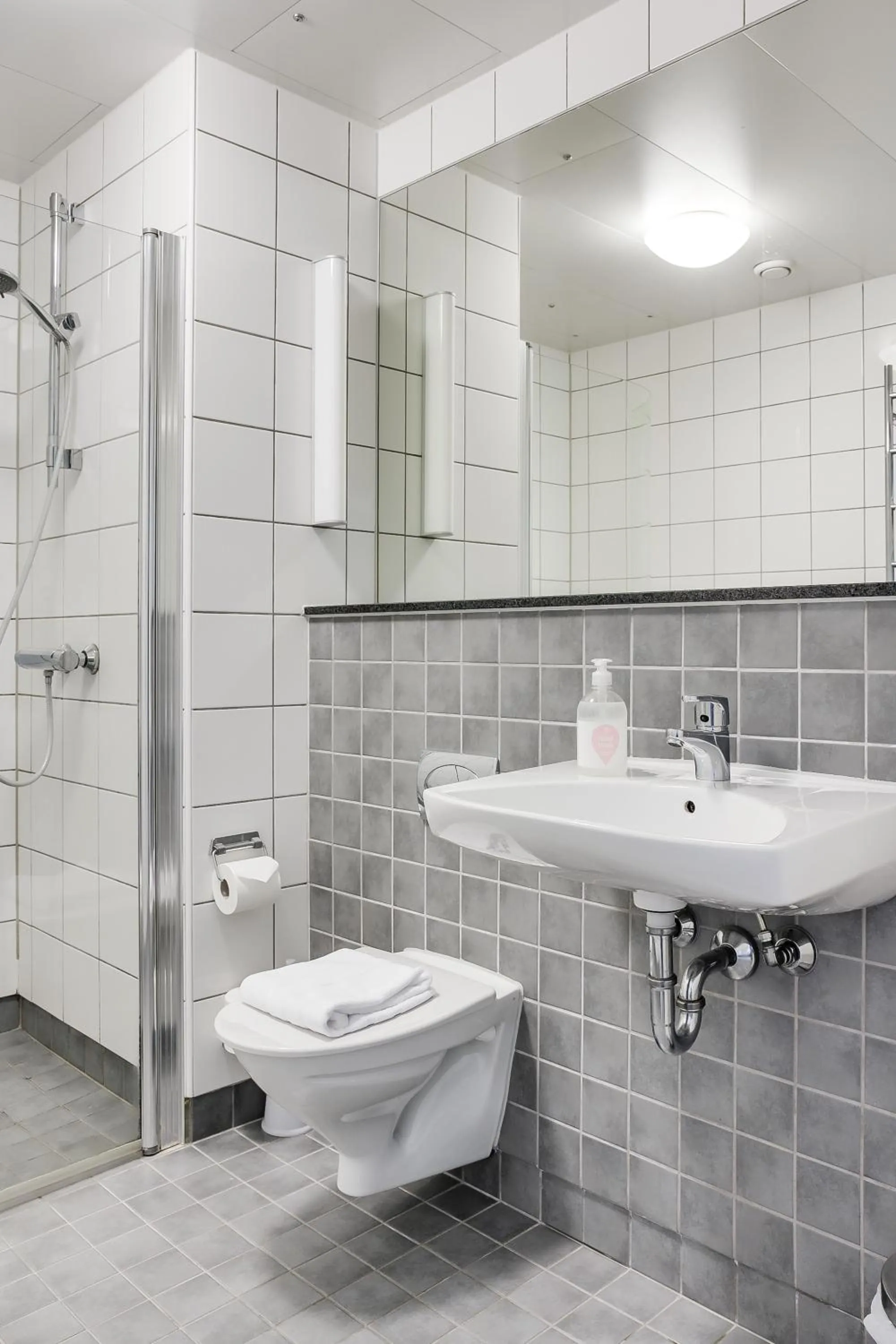 Shower in Forenom Aparthotel Lund