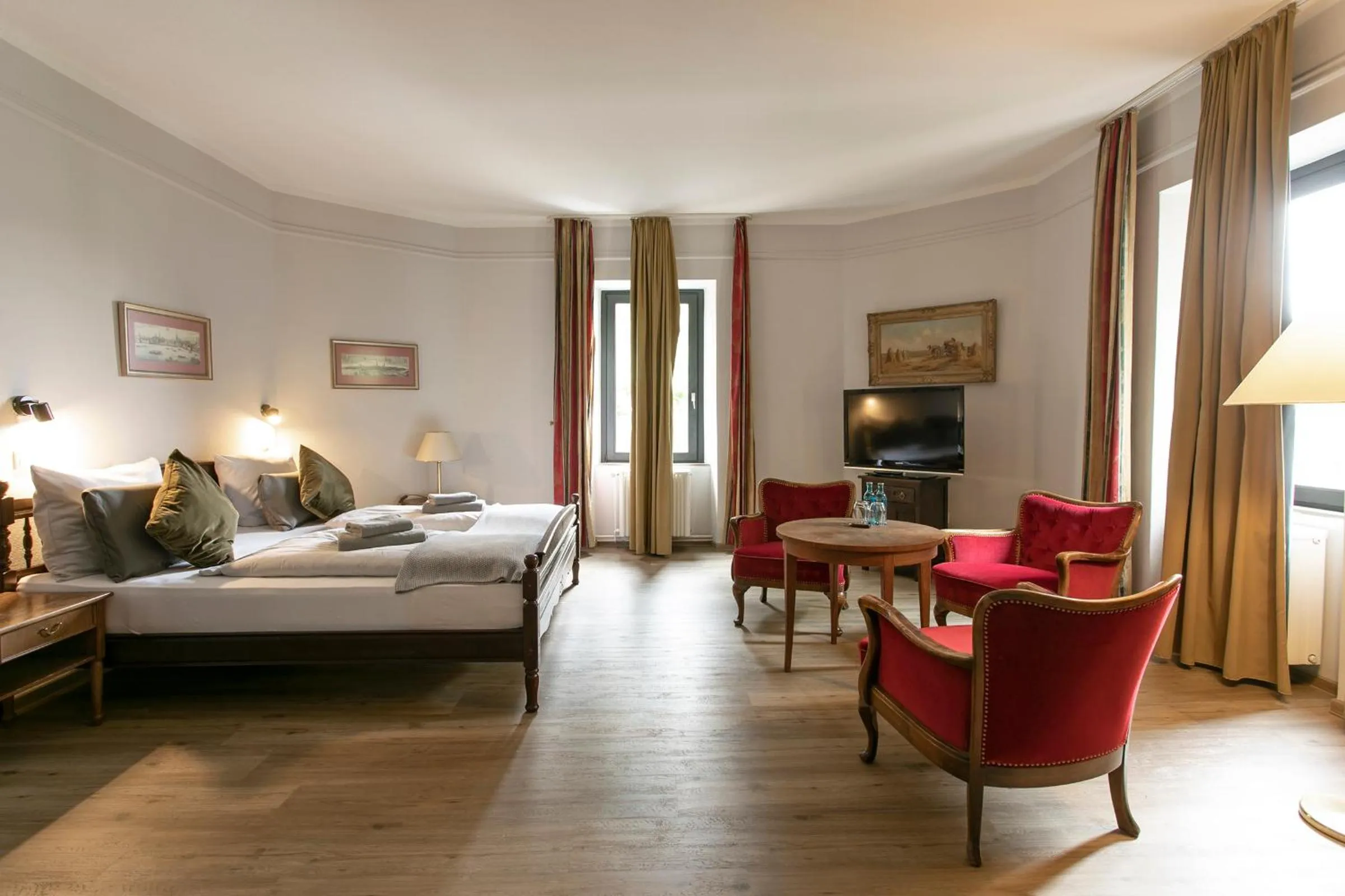 Photo of the whole room, Bed in Schlosshotel Braunfels & Himmelreich
