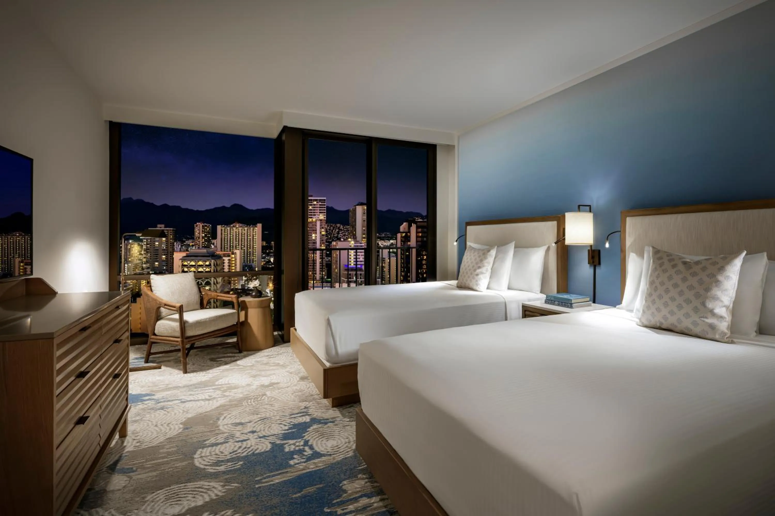 City view, Bed in Halepuna Waikiki by Halekulani - NO RESORT FEE