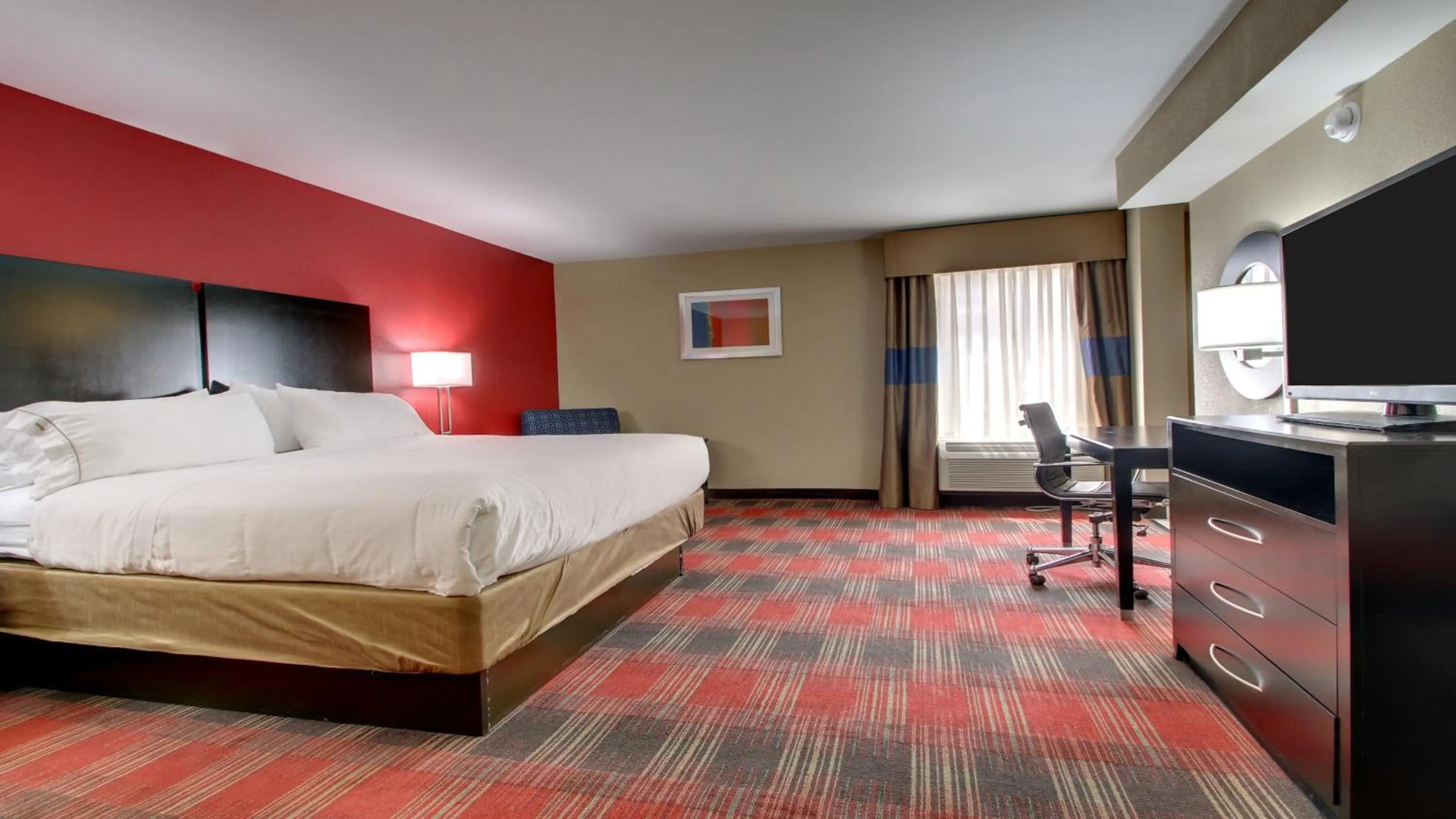 Photo of the whole room, Bed in Holiday Inn Express & Suites Jackson Downtown - Coliseum by IHG