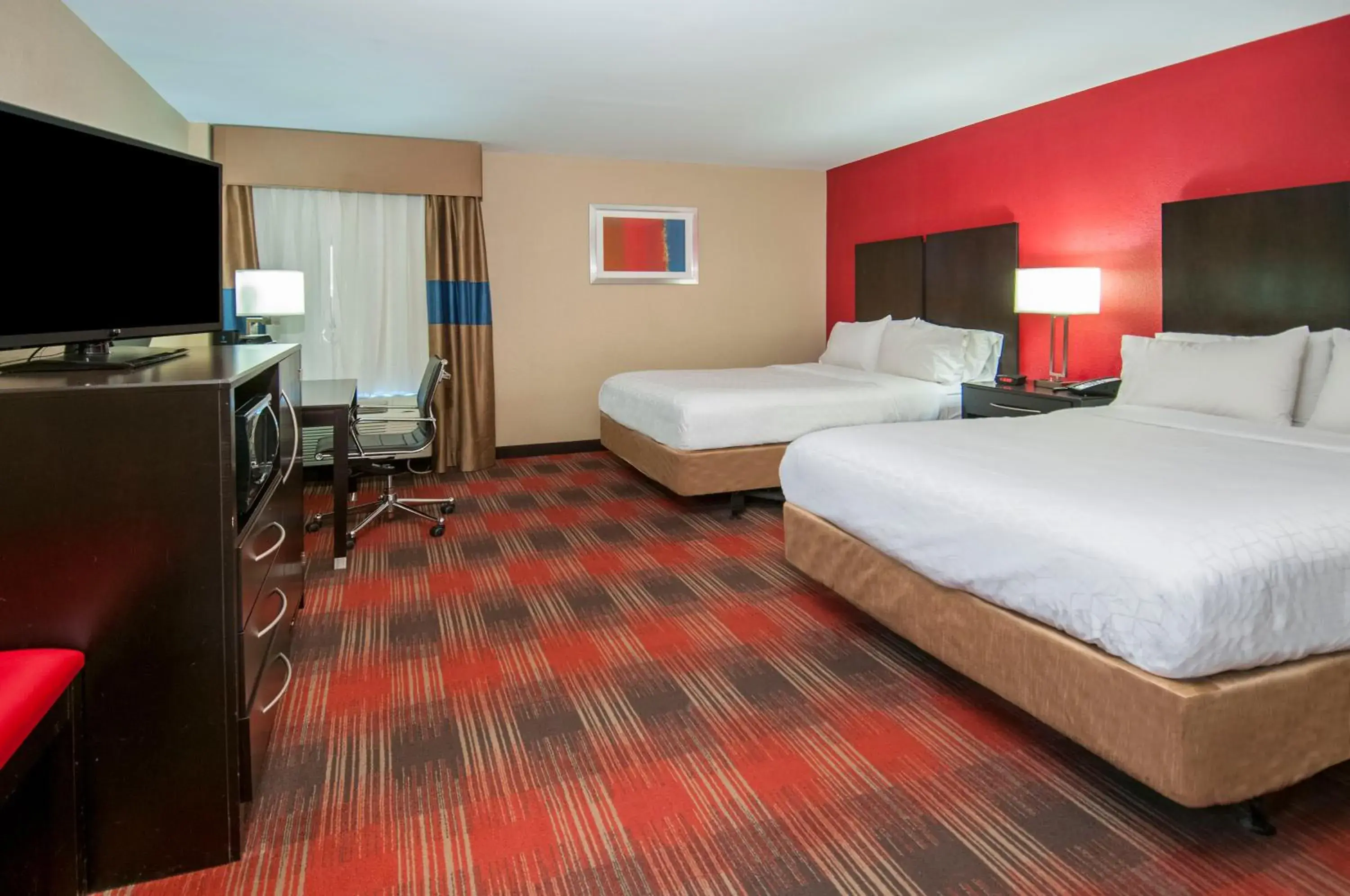 Bed in Holiday Inn Express & Suites Jackson Downtown - Coliseum by IHG Bed in Holiday Inn Express & Suites Jackson Downtown - Coliseum by IHG