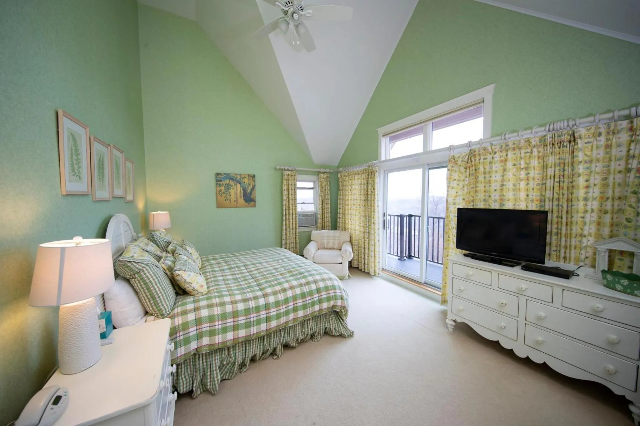 Photo of the whole room, Bed in Solitude Village at Okemo