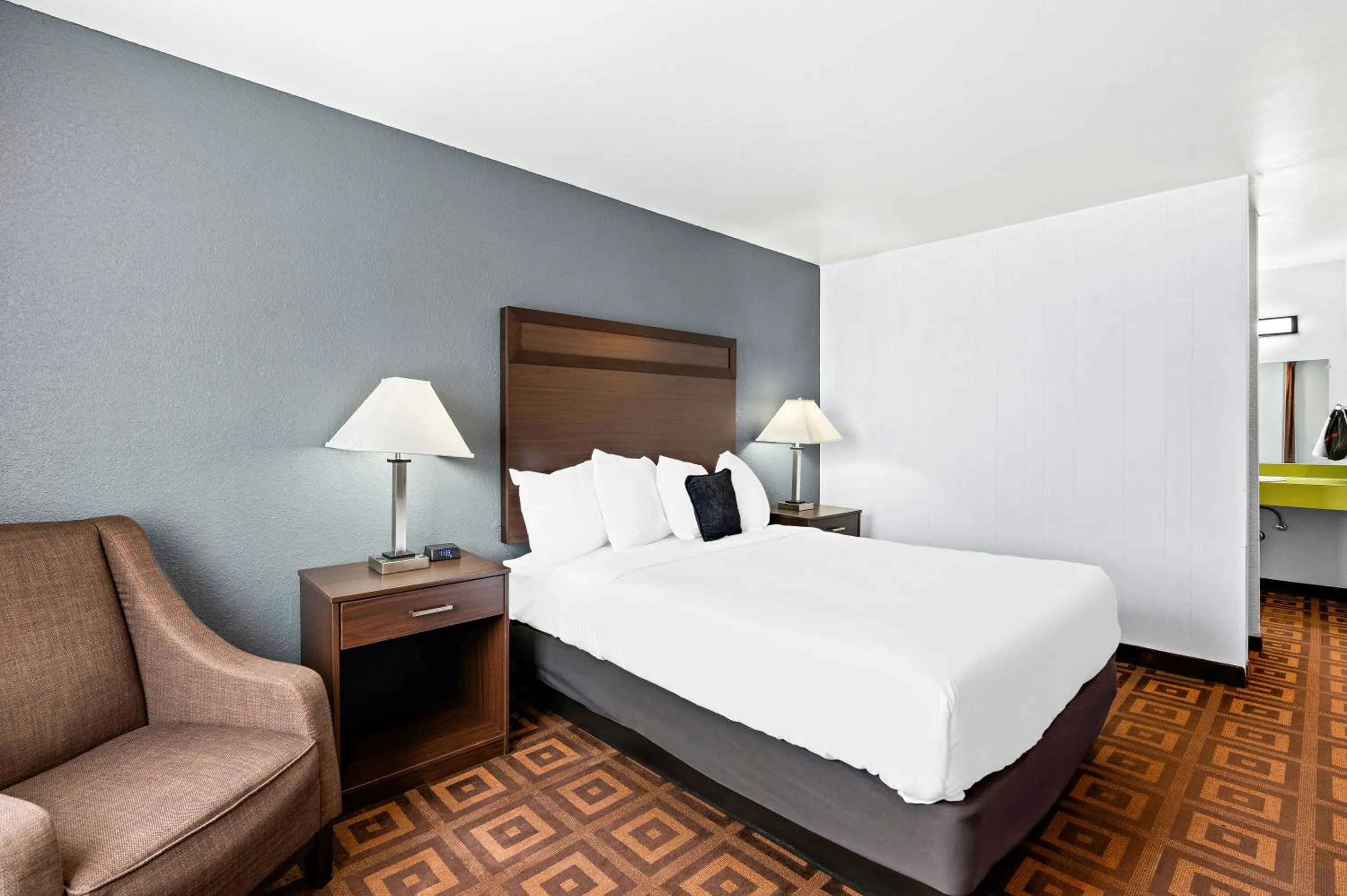 Bed in Red Lion Inn & Suites Yakima