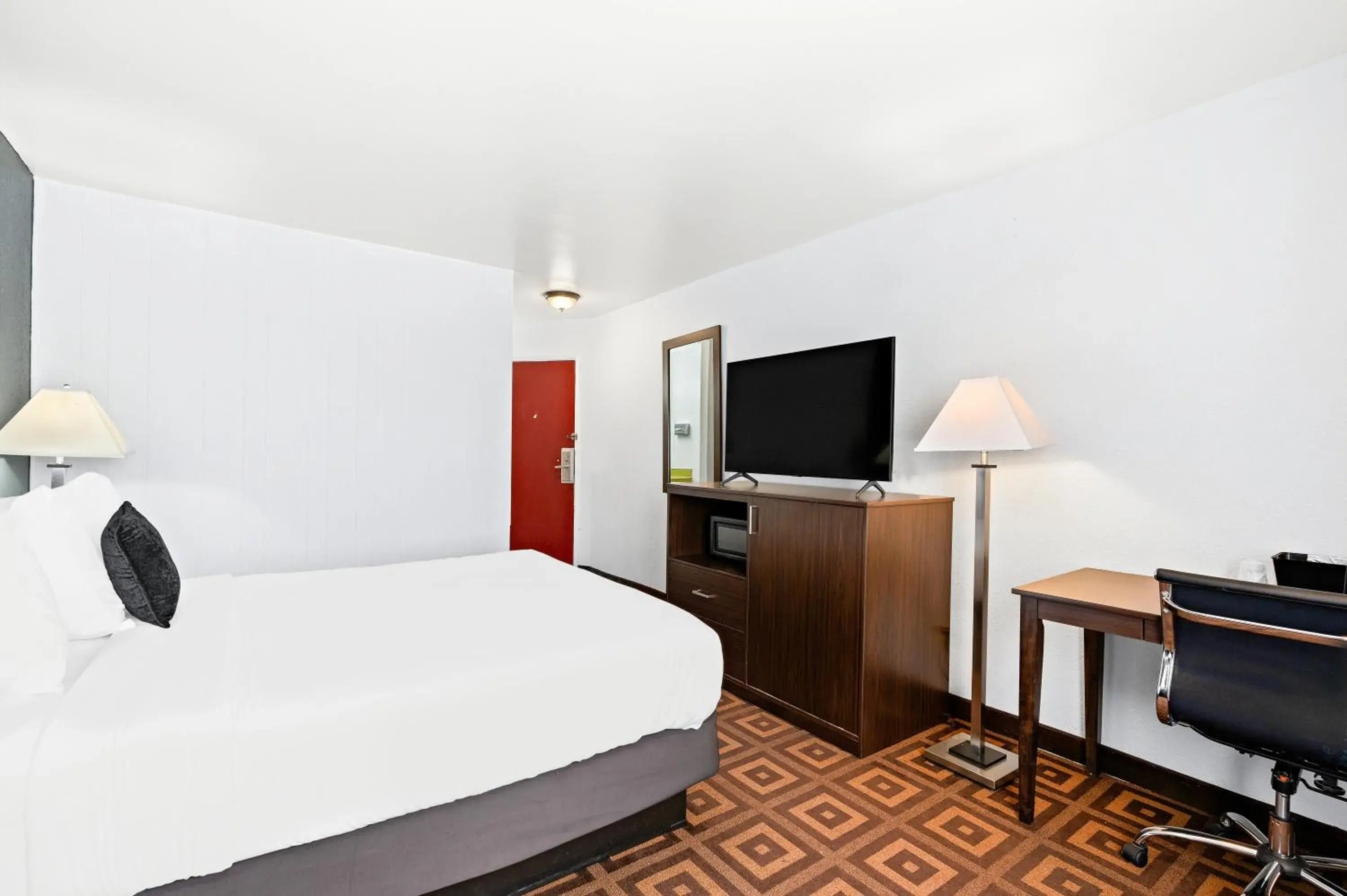 Photo of the whole room, Bed in Red Lion Inn & Suites Yakima Photo of the whole room, Bed in Red Lion Inn & Suites Yakima