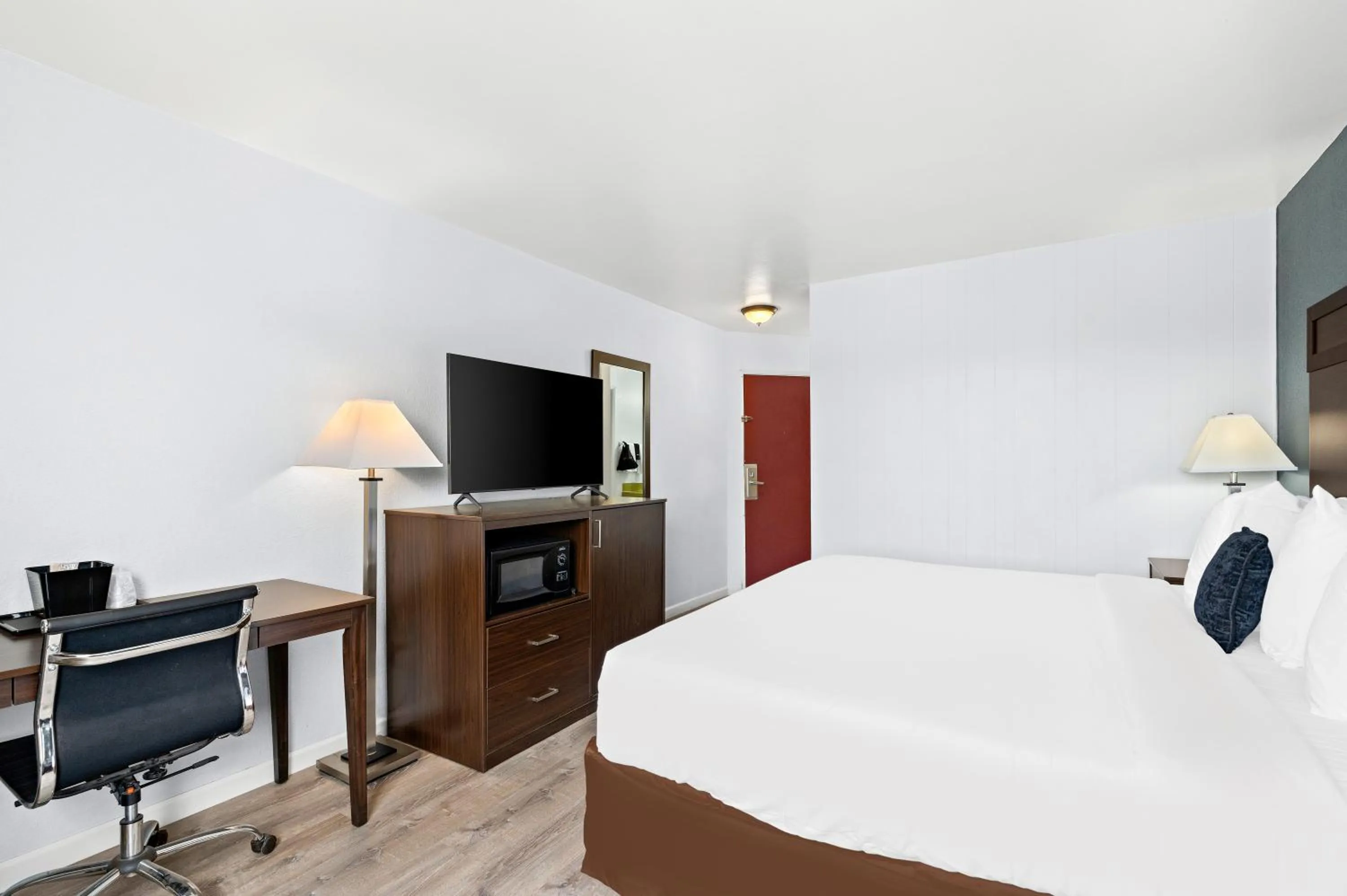 Photo of the whole room, Bed in Red Lion Inn & Suites Yakima