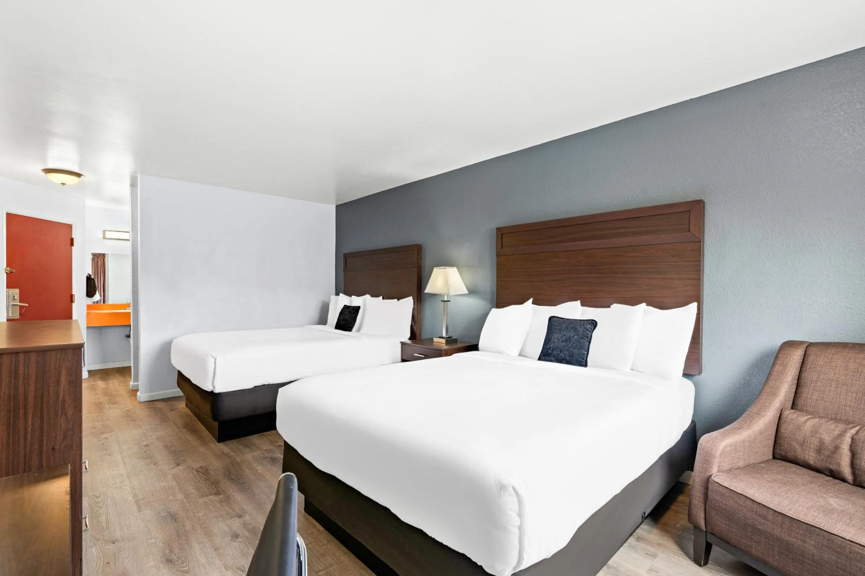 Living room, Bed in Red Lion Inn & Suites Yakima