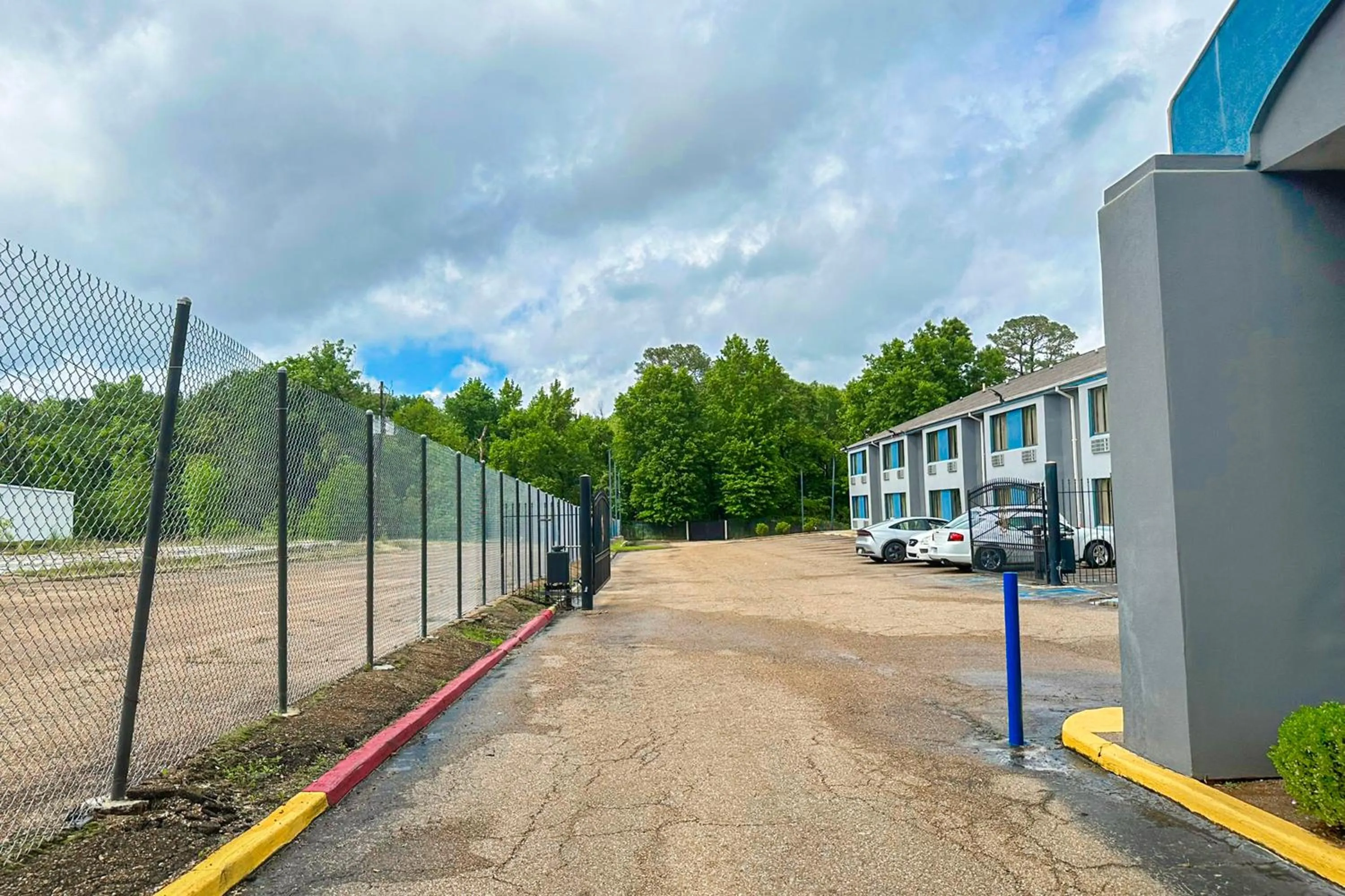 Parking in Relax Inn By Oyo Jackson MS Hwy 80 I-20