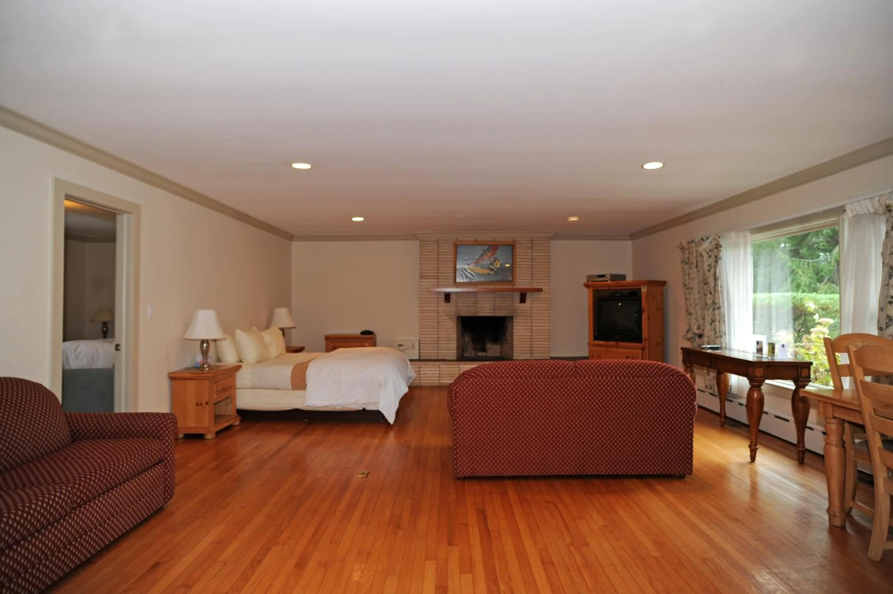 Photo of the whole room, Bed in Southampton Long Island Hotel