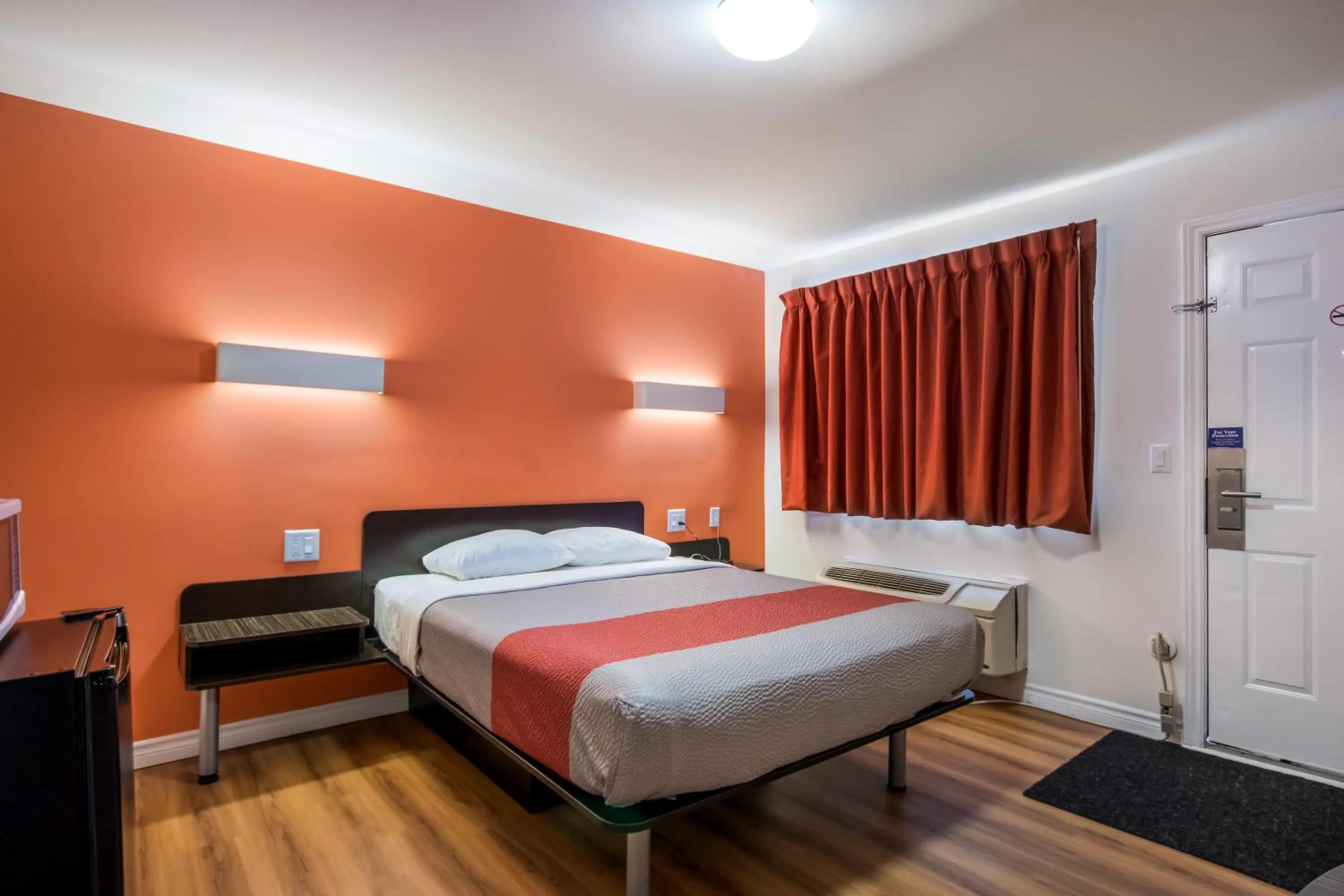 Photo of the whole room, Bed in Motel 6-Sudbury, ON