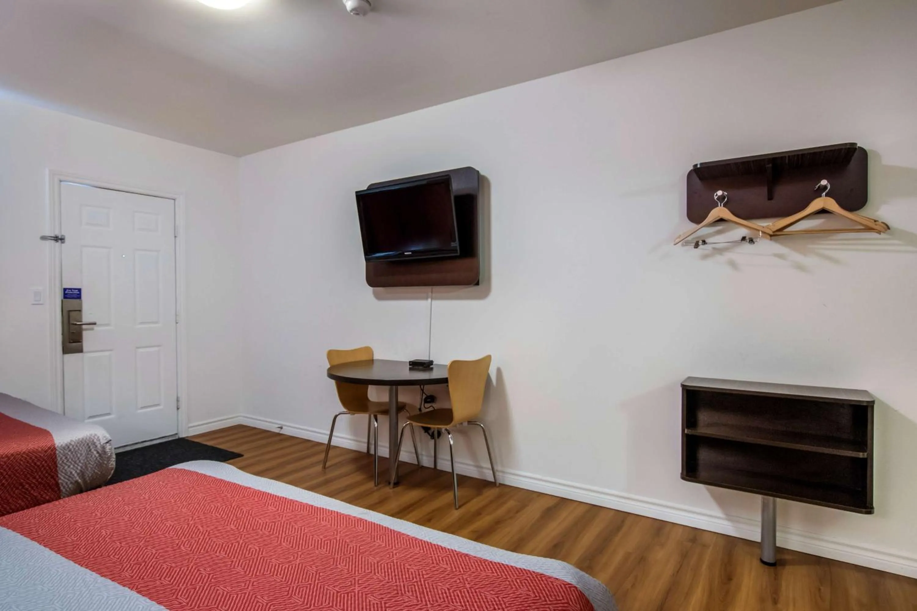 Photo of the whole room, Bed in Motel 6-Sudbury, ON