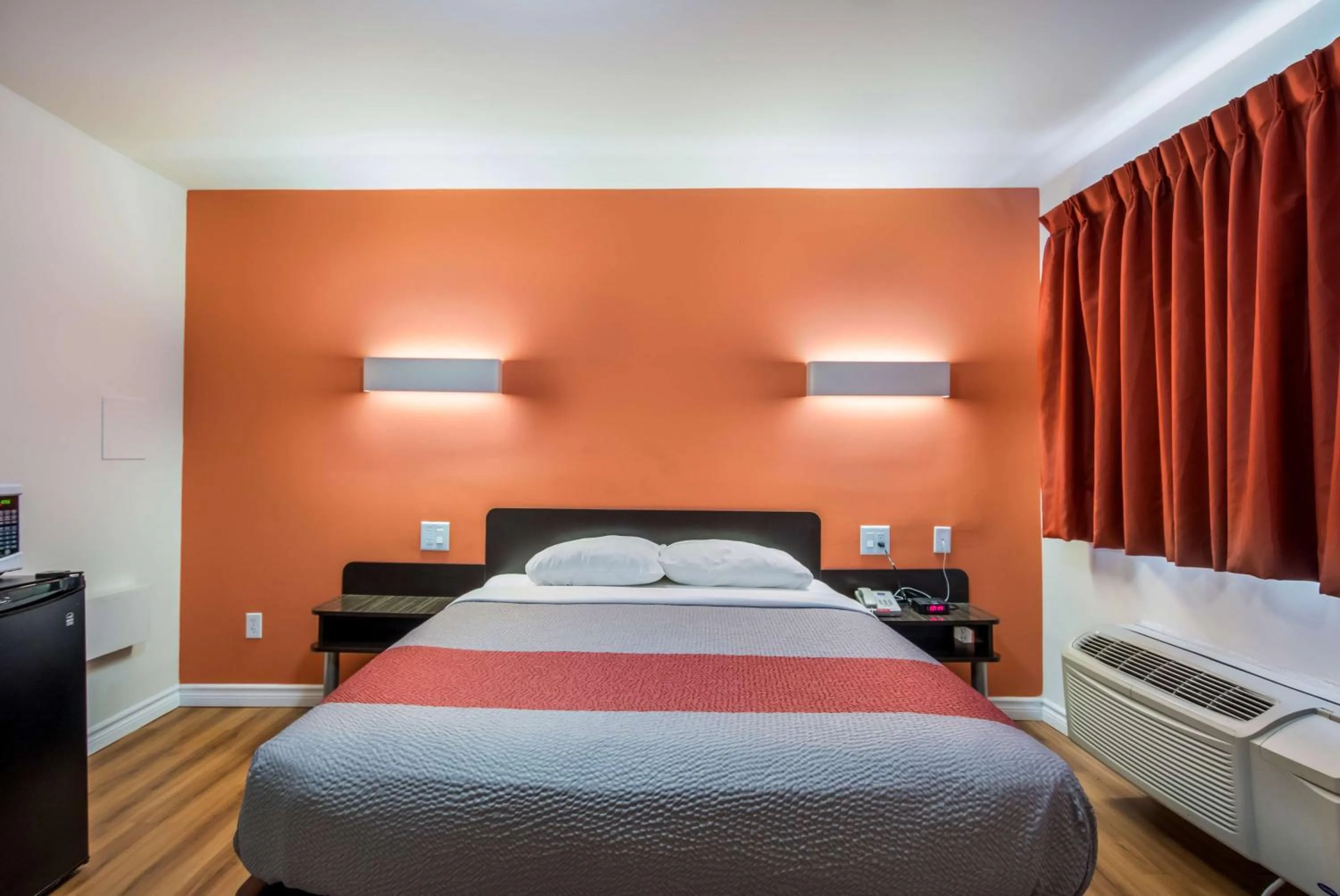 Photo of the whole room, Bed in Motel 6-Sudbury, ON