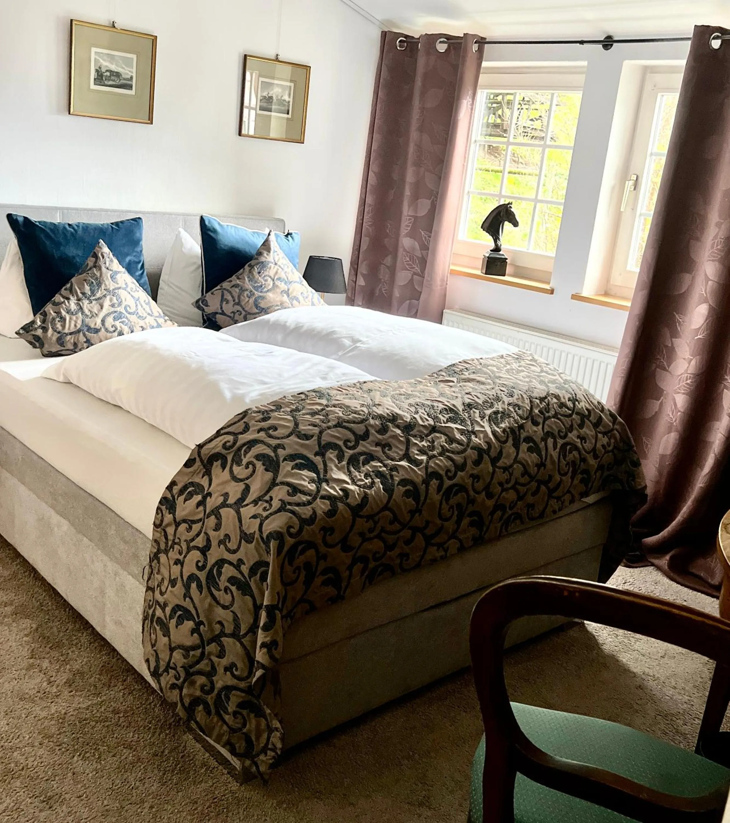 Photo of the whole room, Bed in Landgasthof Zum Weissen Schwanen