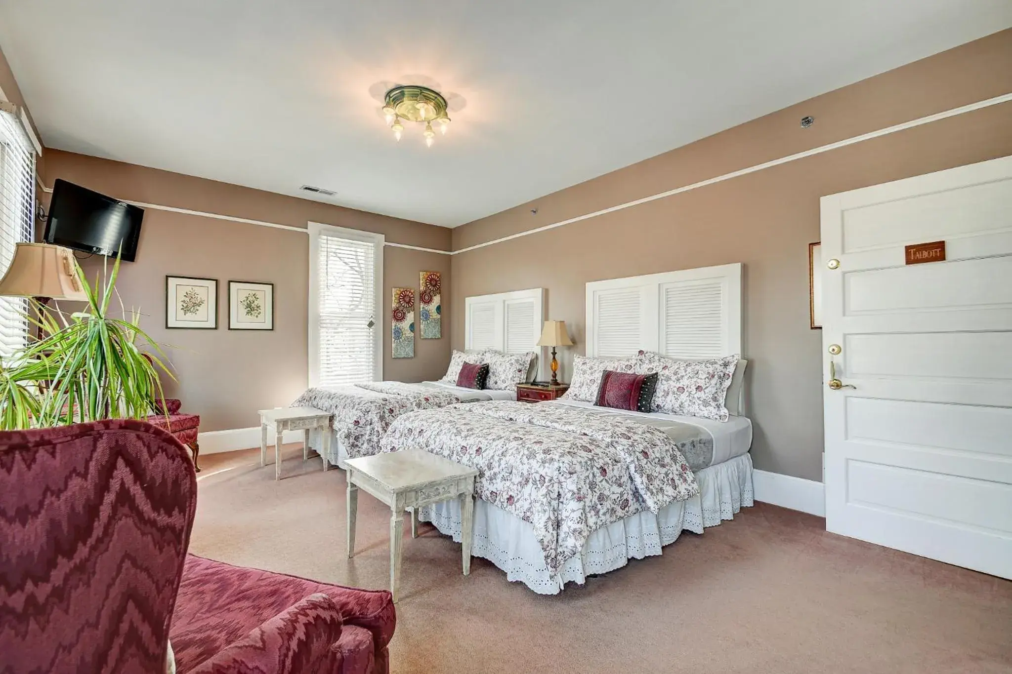 Queen Room in Prairie Guest House Queen Room in Prairie Guest House