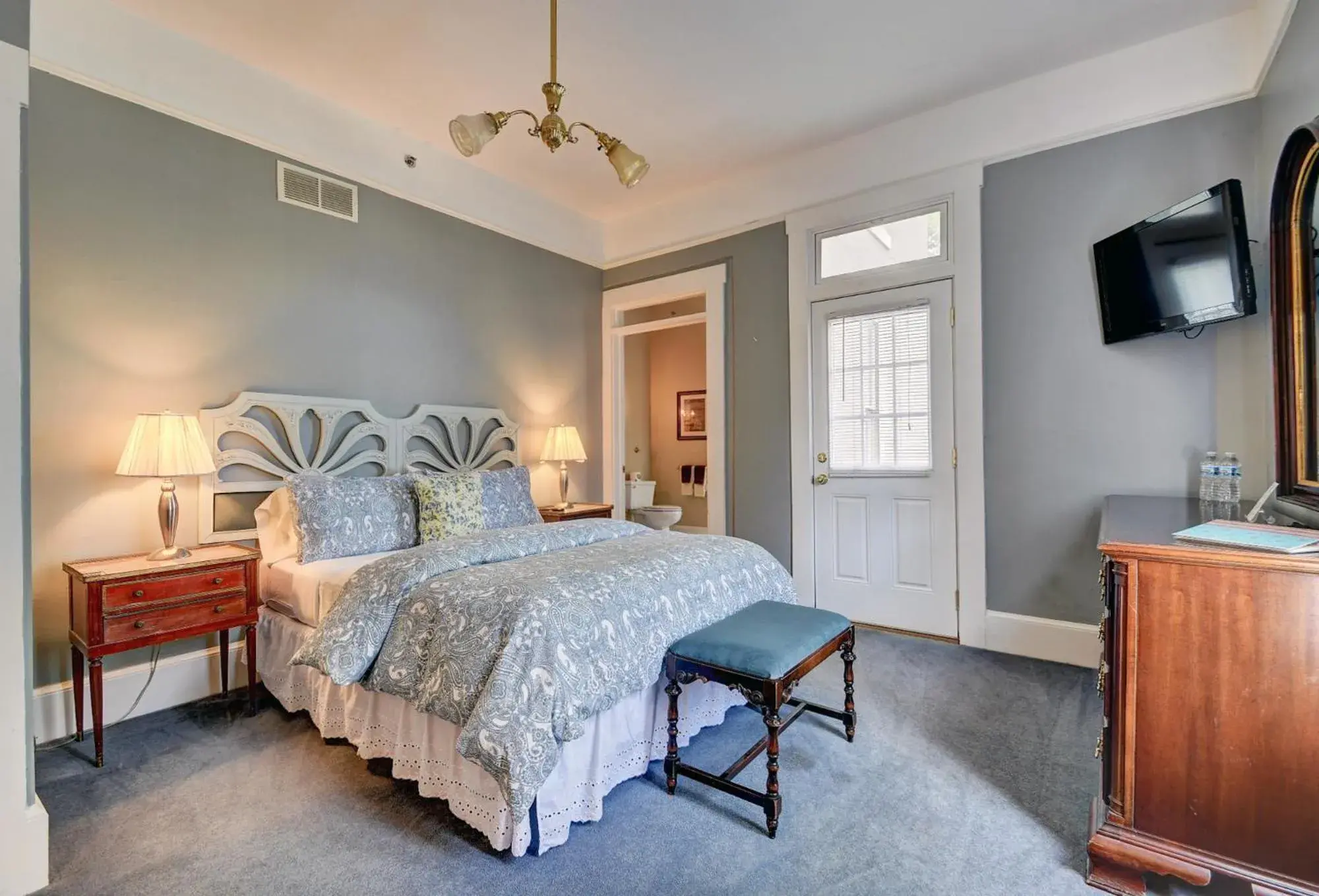 Queen Room - Disability Access in Prairie Guest House Queen Room - Disability Access in Prairie Guest House