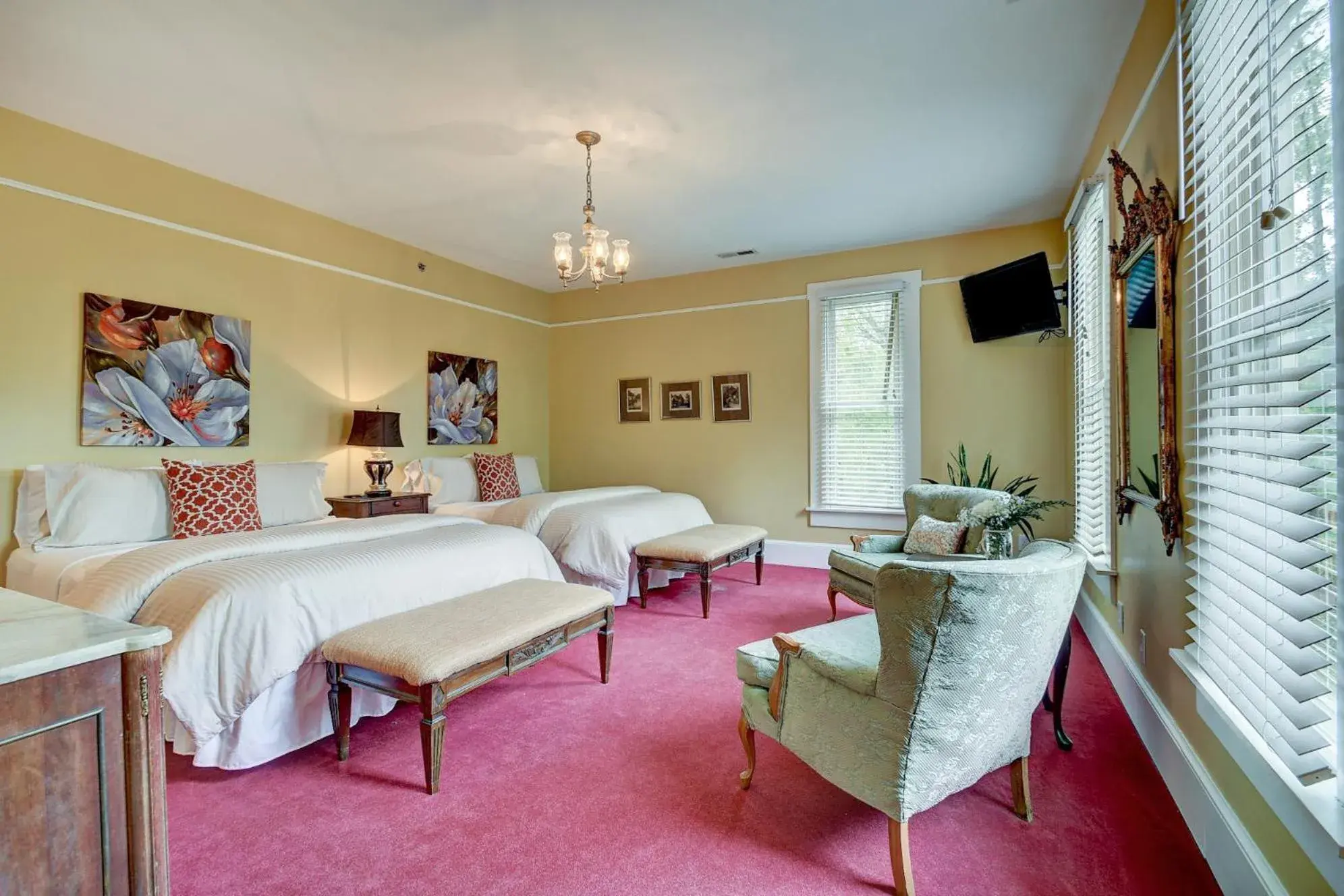Queen Room with Two Queen Beds in Prairie Guest House Queen Room with Two Queen Beds in Prairie Guest House