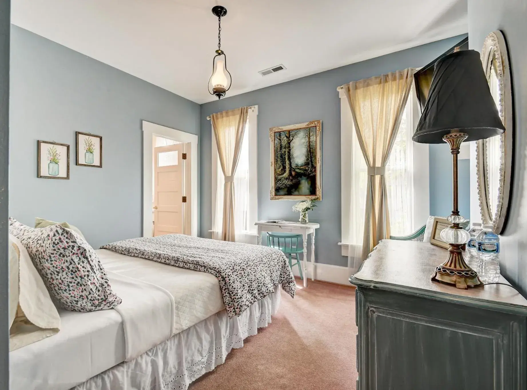 Standard Queen Room in Prairie Guest House Standard Queen Room in Prairie Guest House