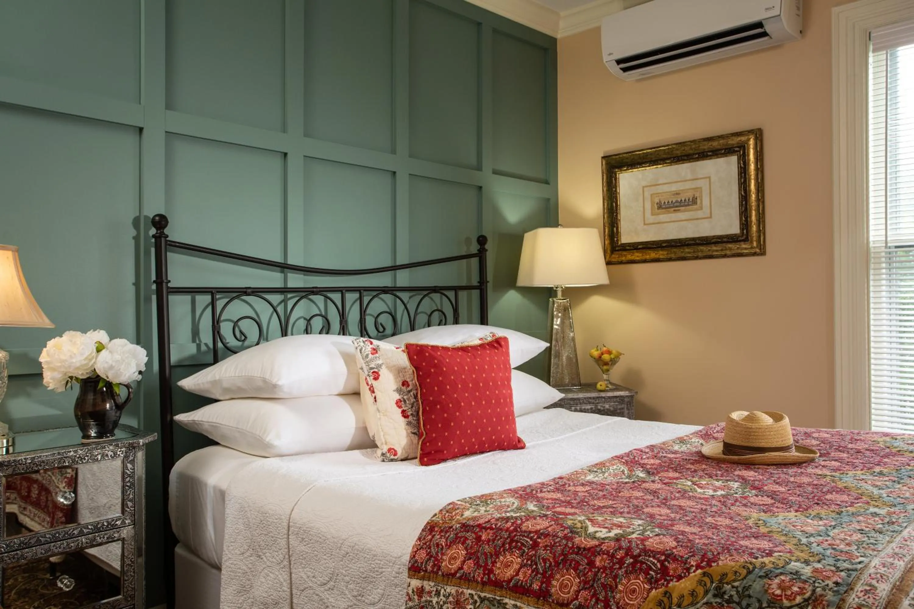 Bedroom in Captain Nickels Inn