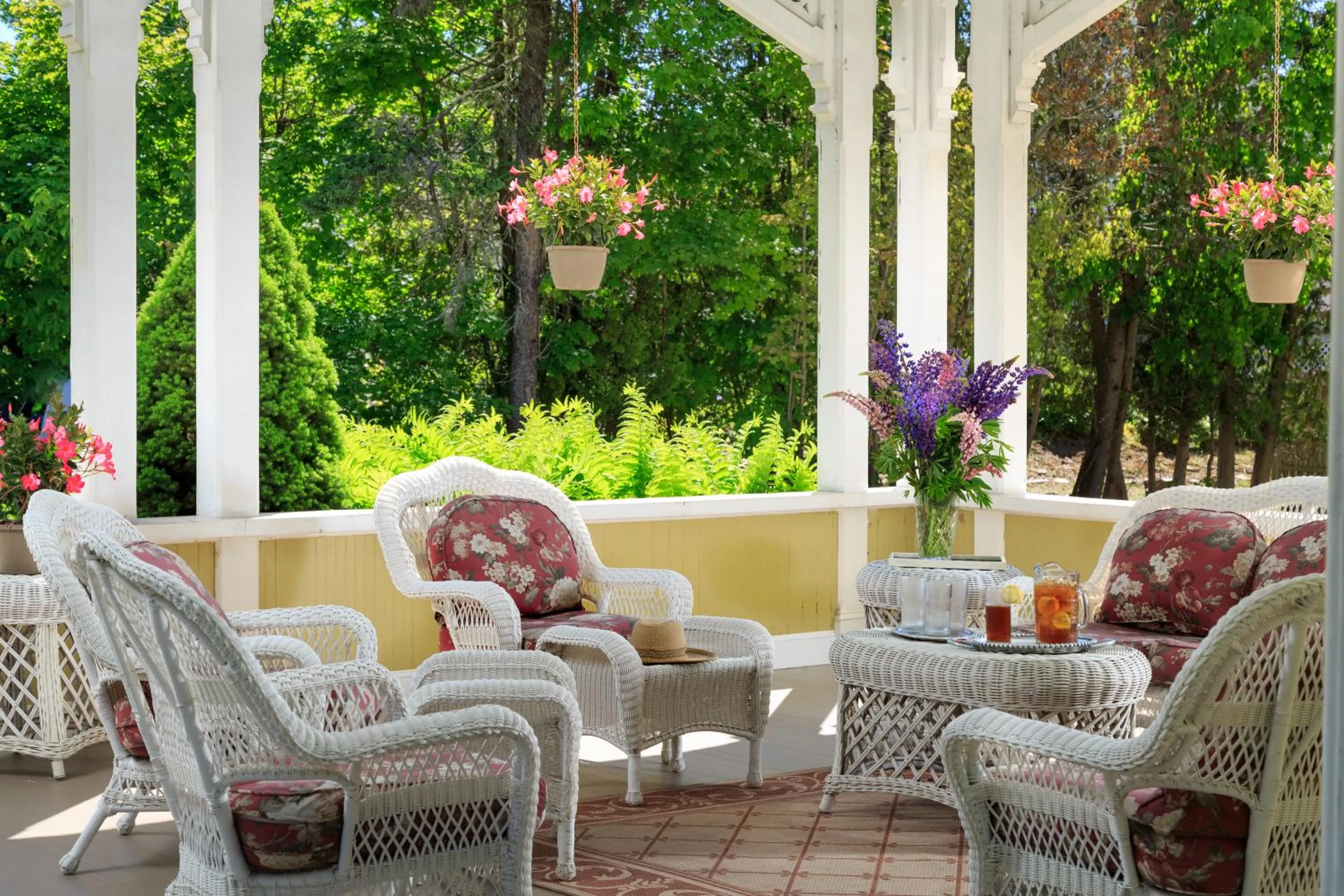 Patio in Captain Nickels Inn