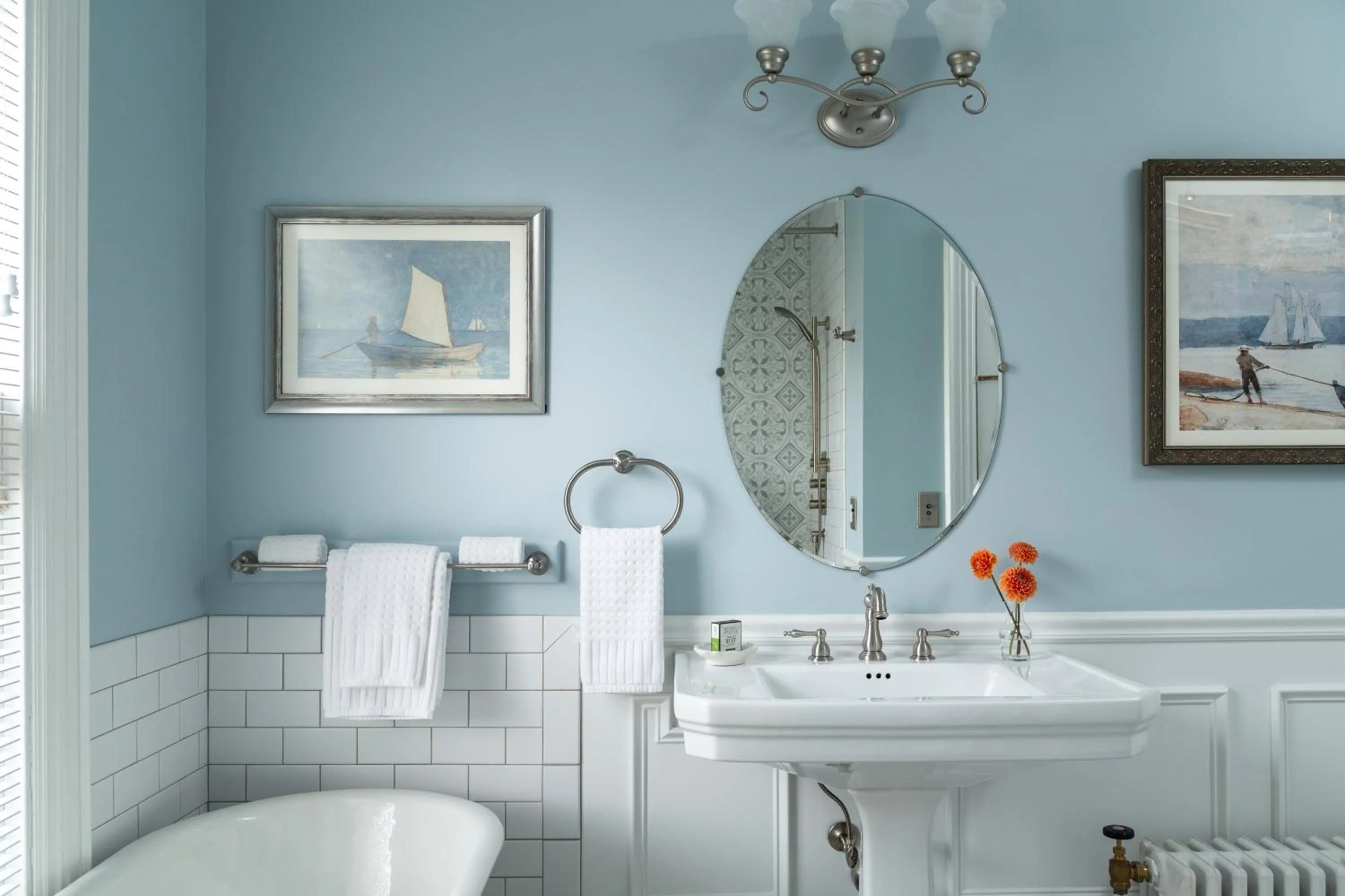 Bathroom in Captain Nickels Inn