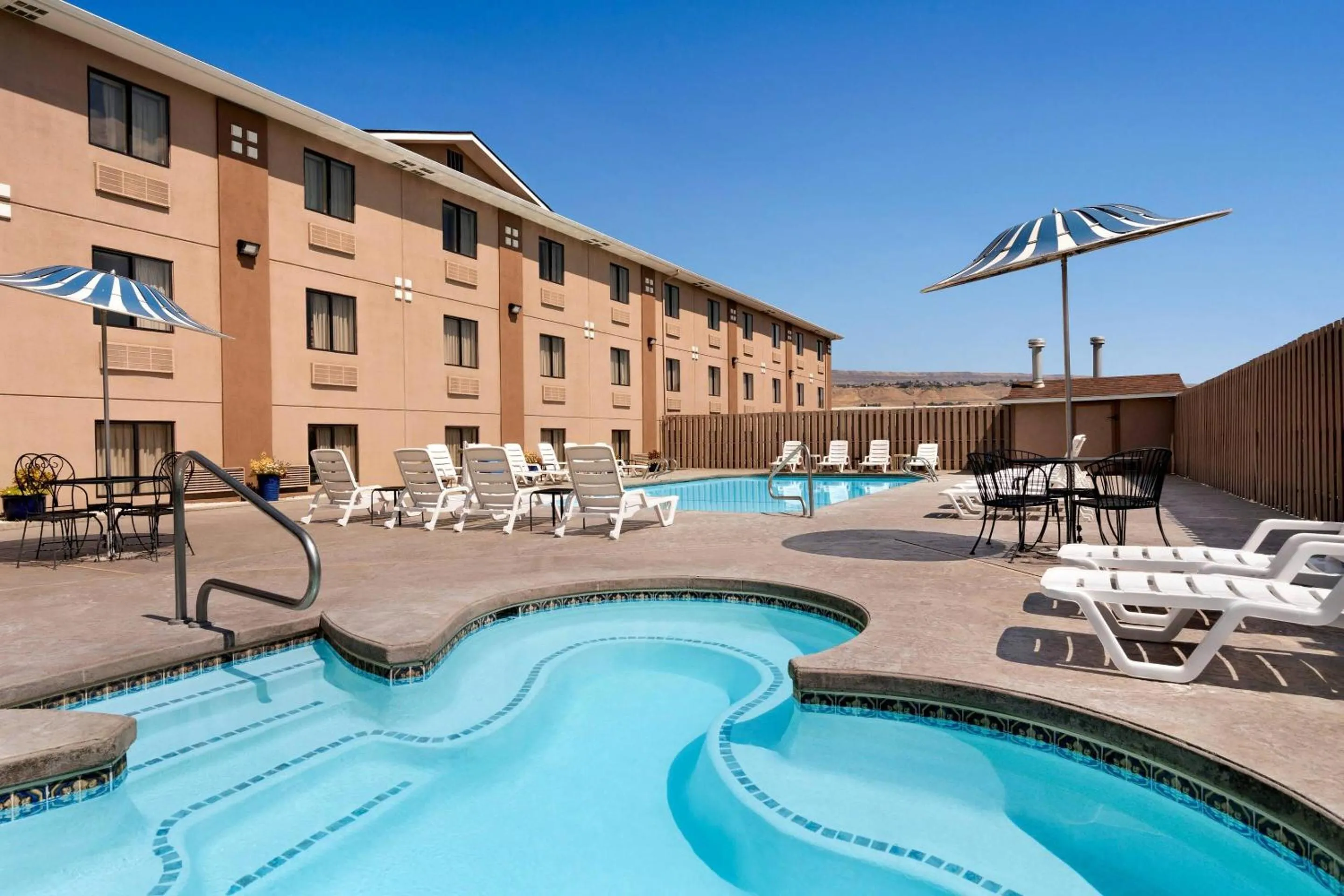 Swimming pool in Quality Inn Wenatchee-Leavenworth