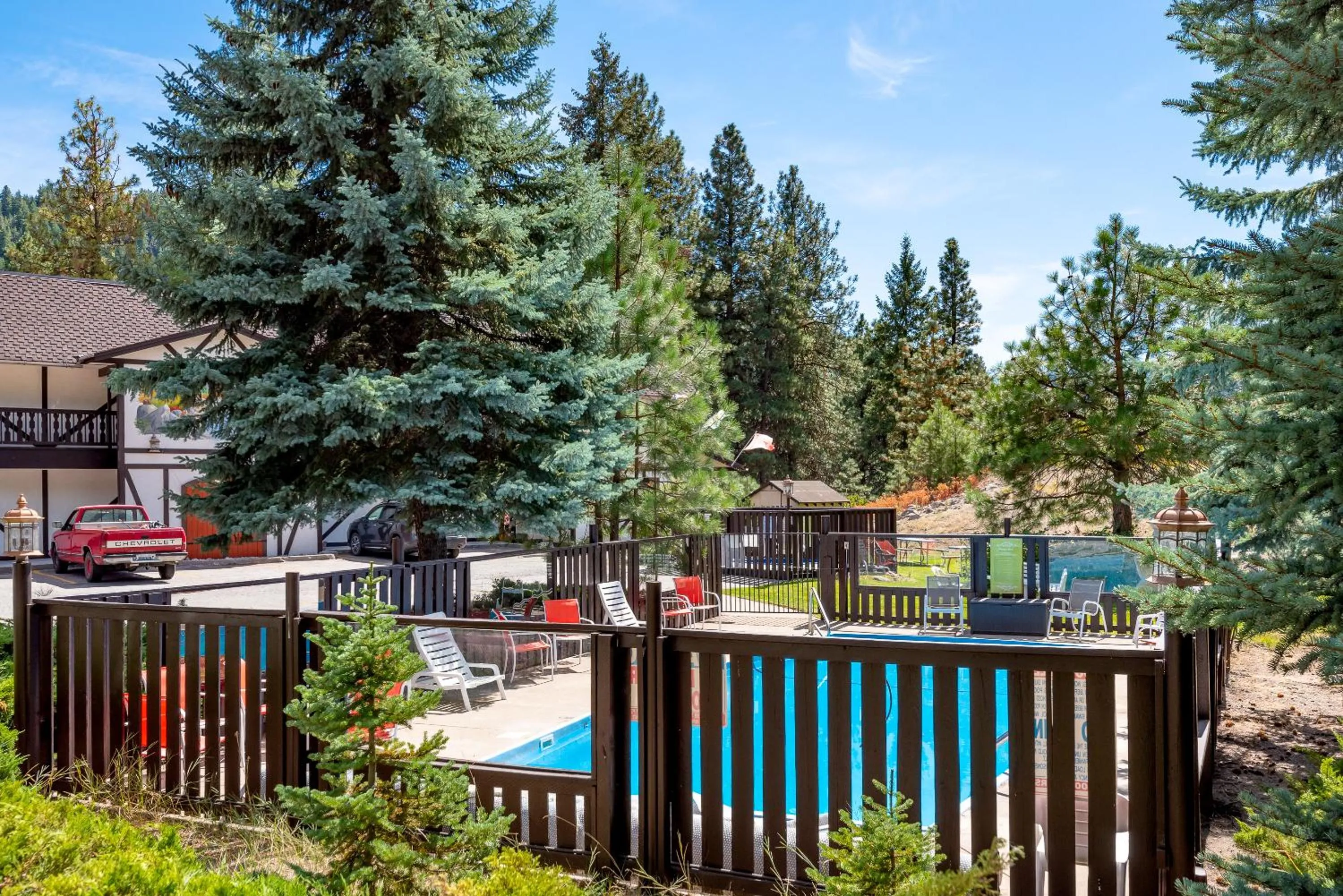 Swimming pool in Alpine Rivers Inn